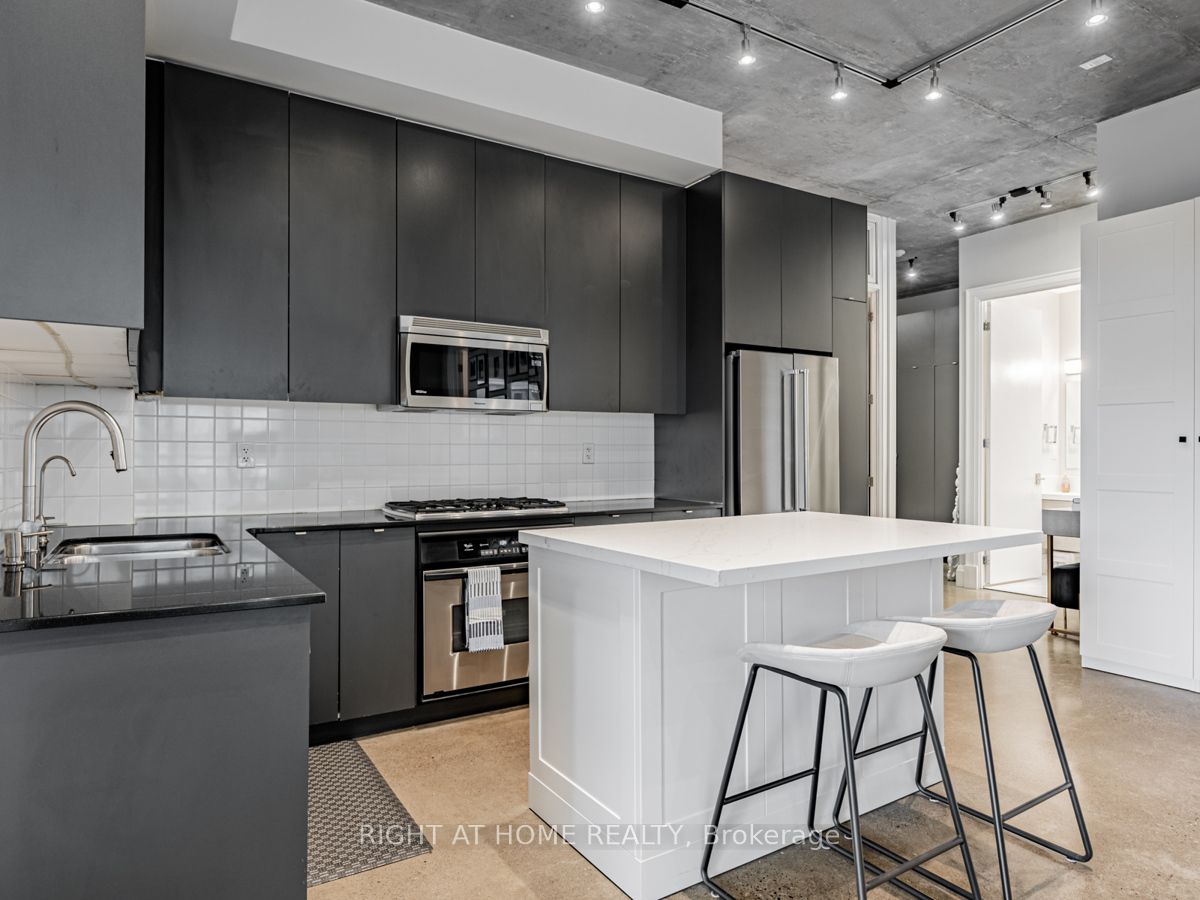 23 Brant St 704