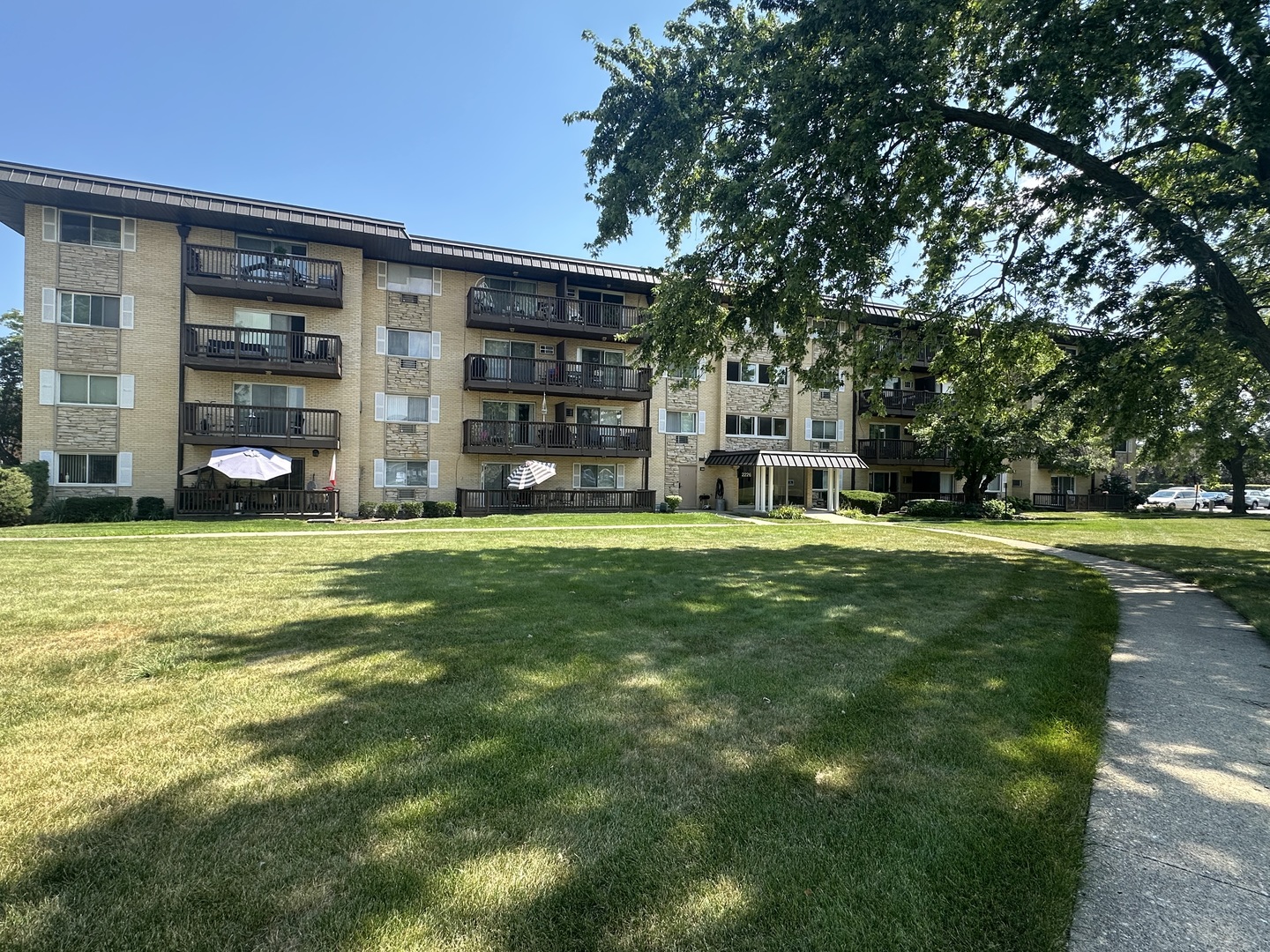 Beautifully updated third-floor unit in an elevator building, featuring a spacious balcony and open-concept layout. The living room flows seamlessly into the dinning area and kitchen. Seller is a licensed real estate agent.