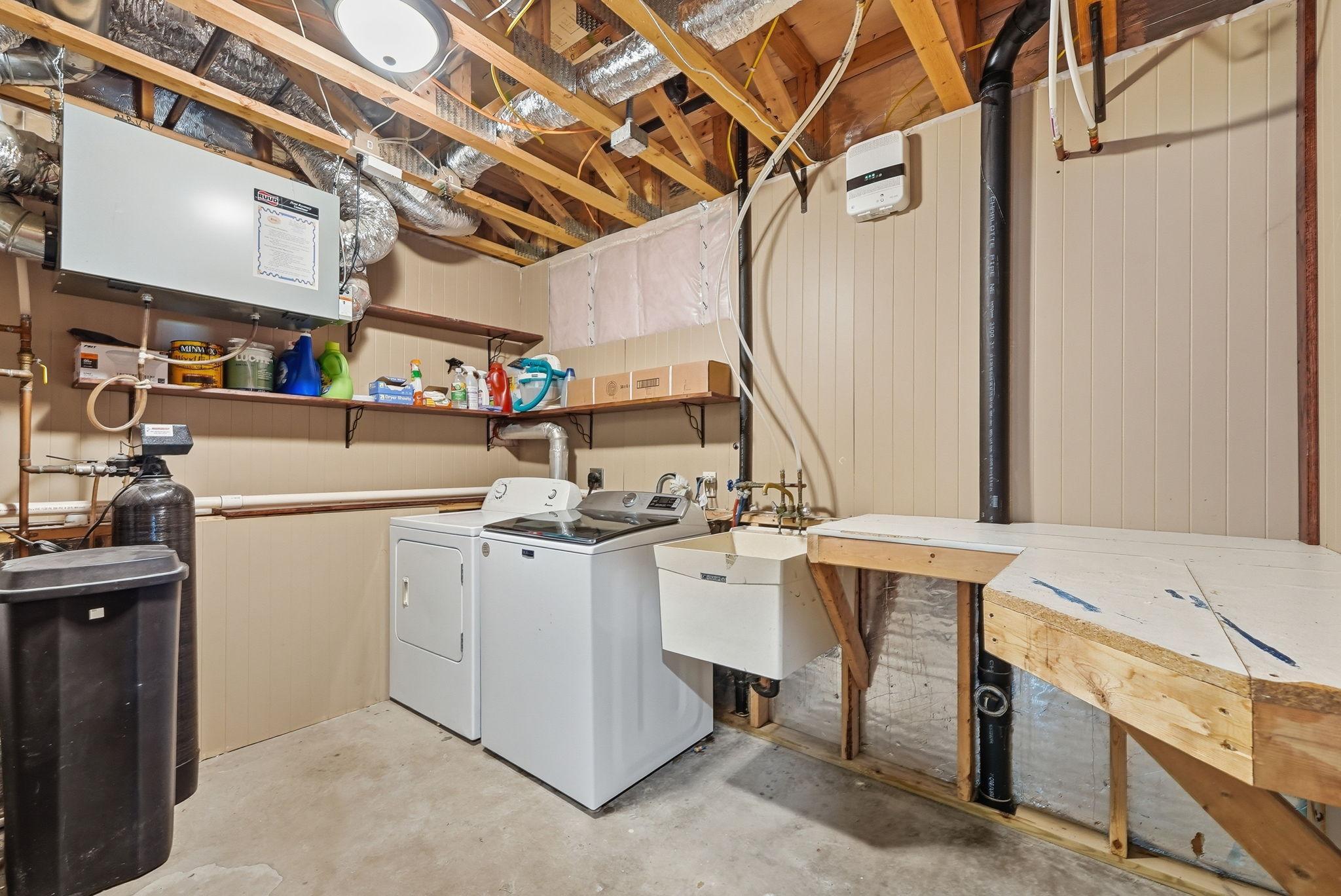1306 Iris Lane NE