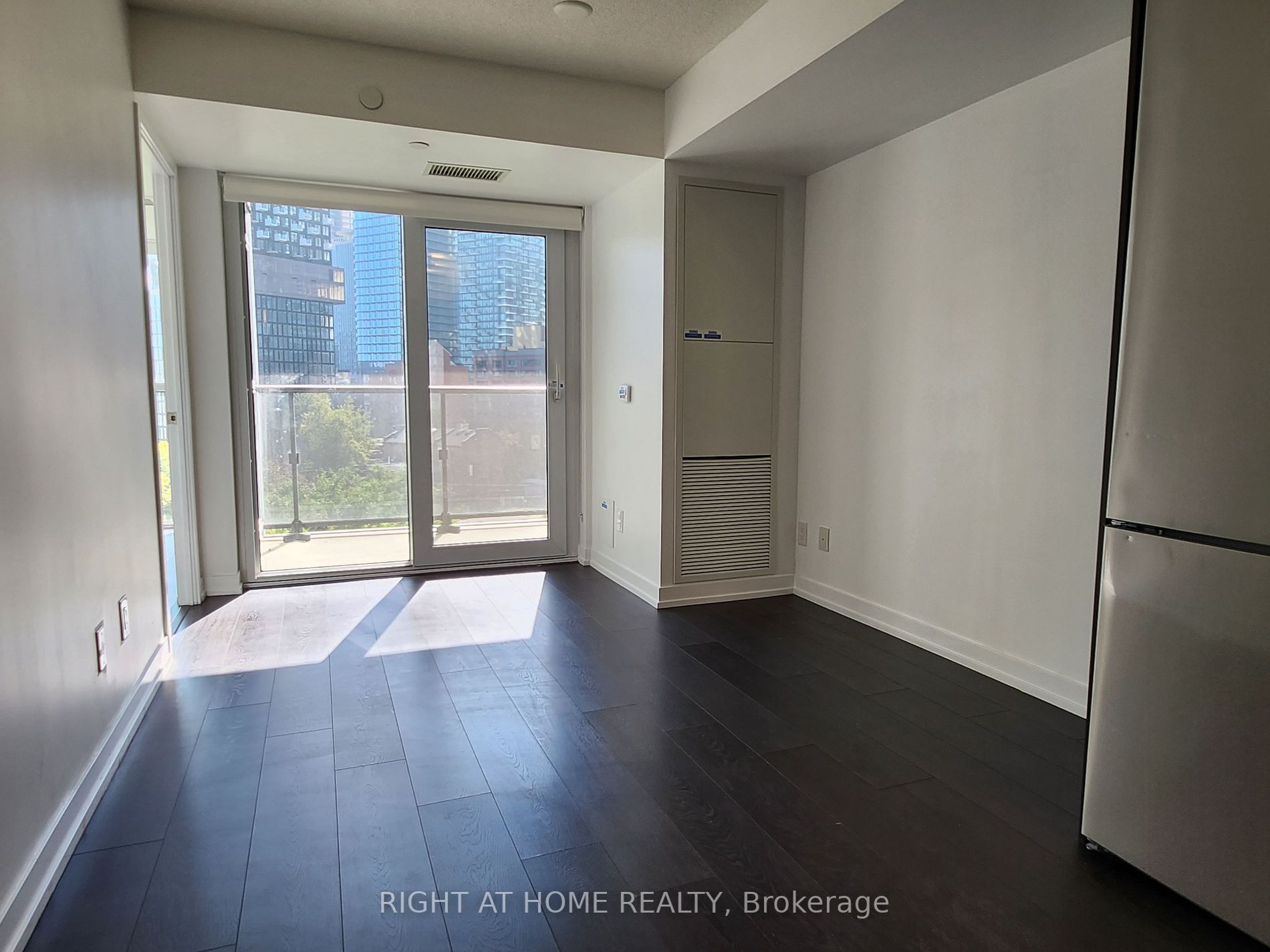 219 E Dundas St 805