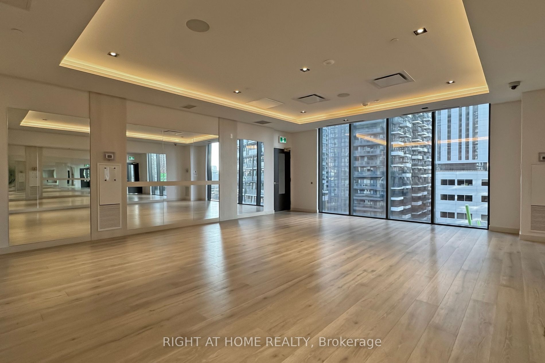 330 W Richmond St 209