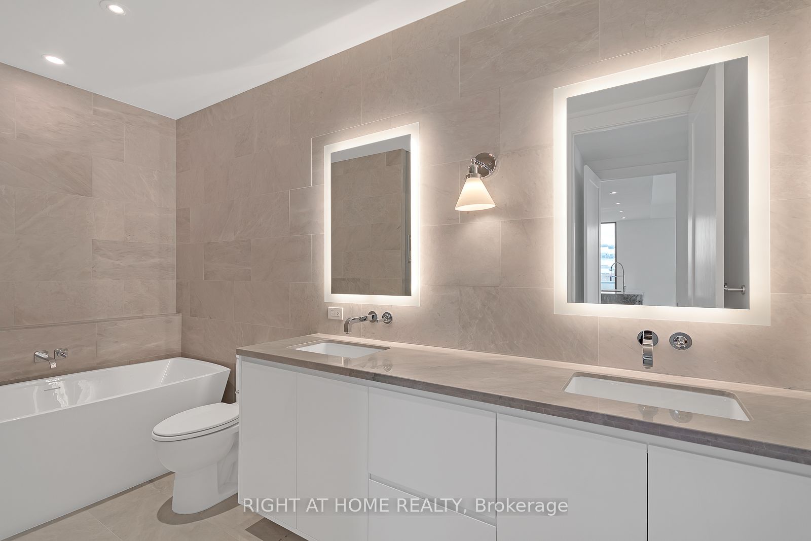 118 Merchants' Wharf 912