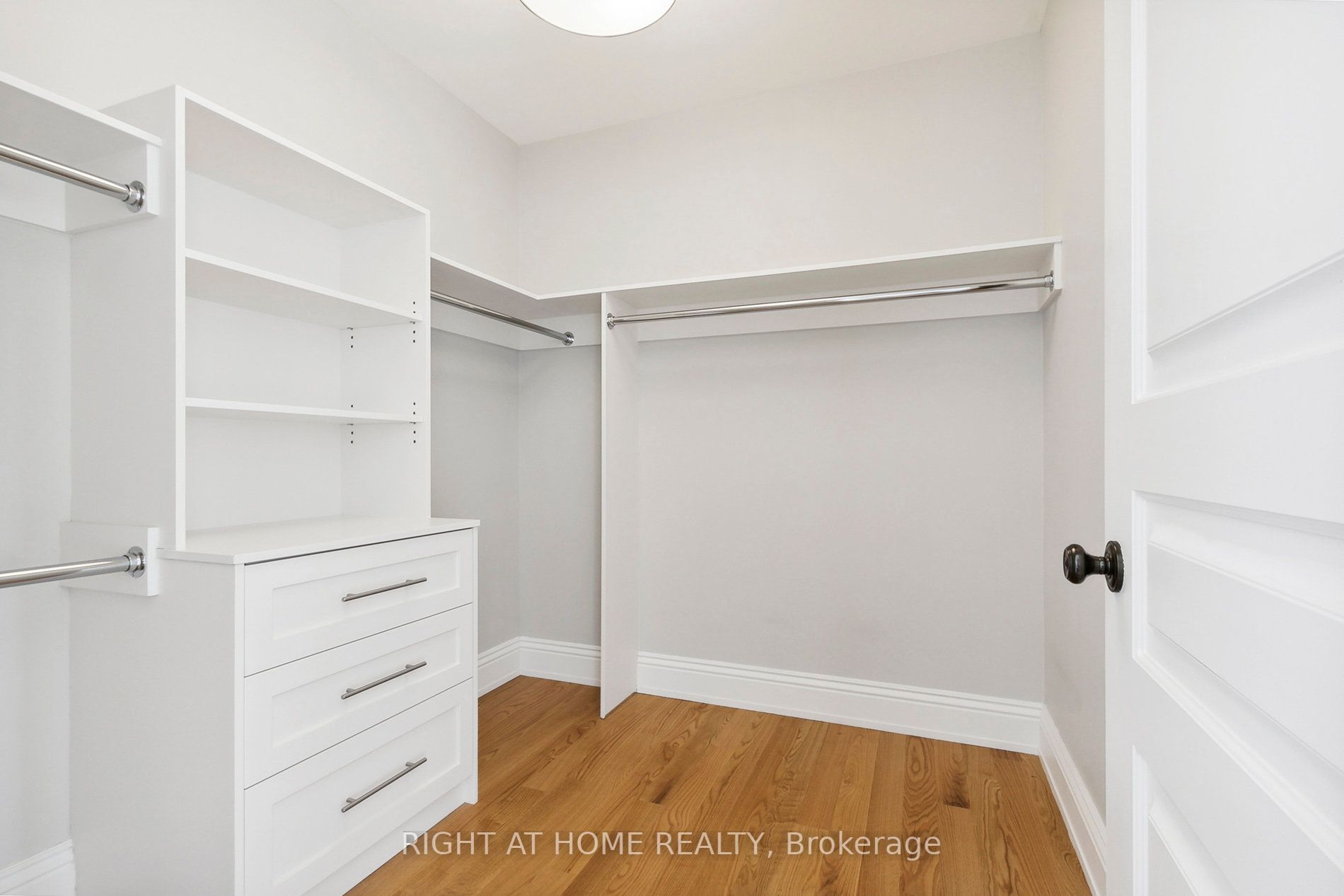 183 W Wellington St 3902