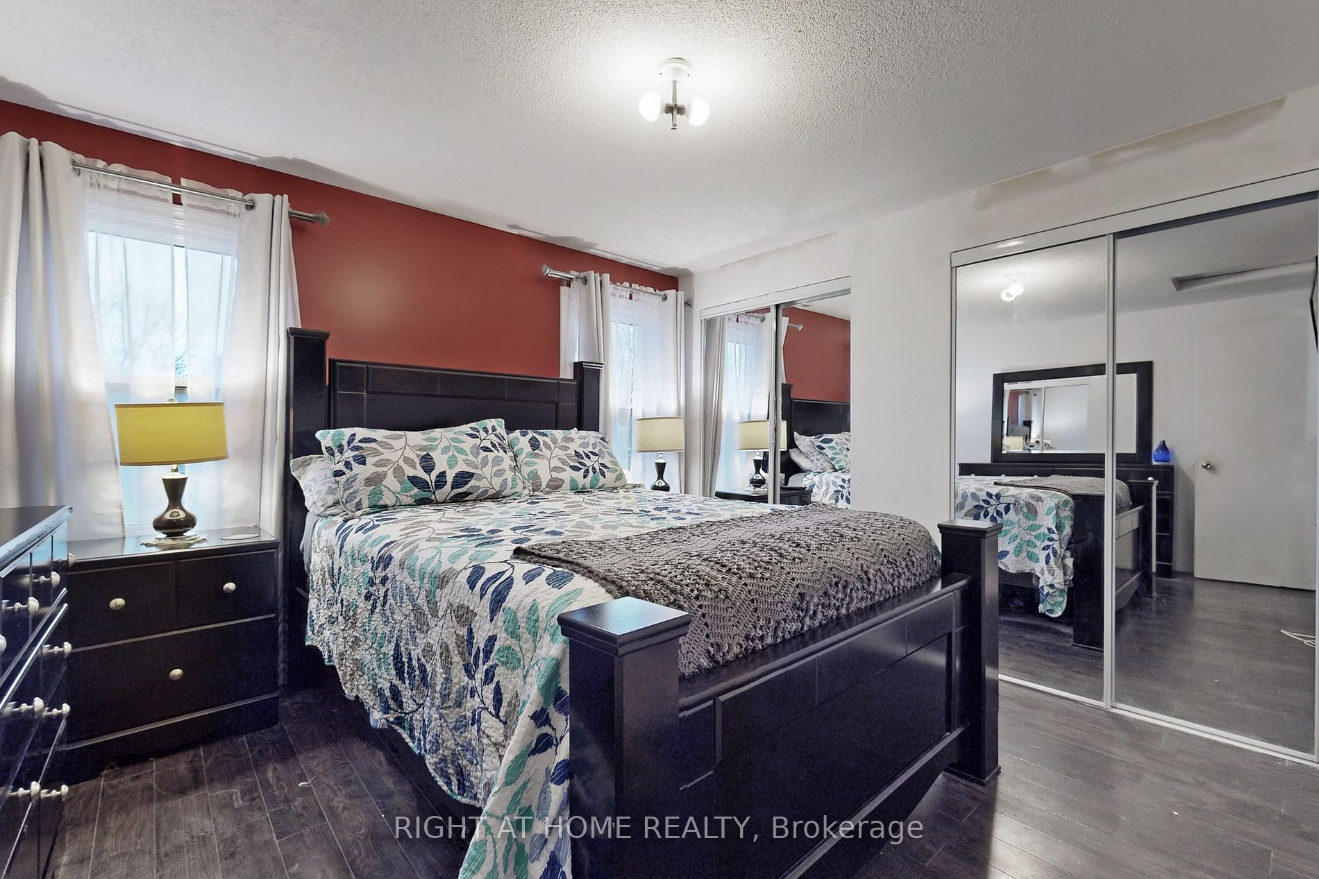 22 W Carr Dr
