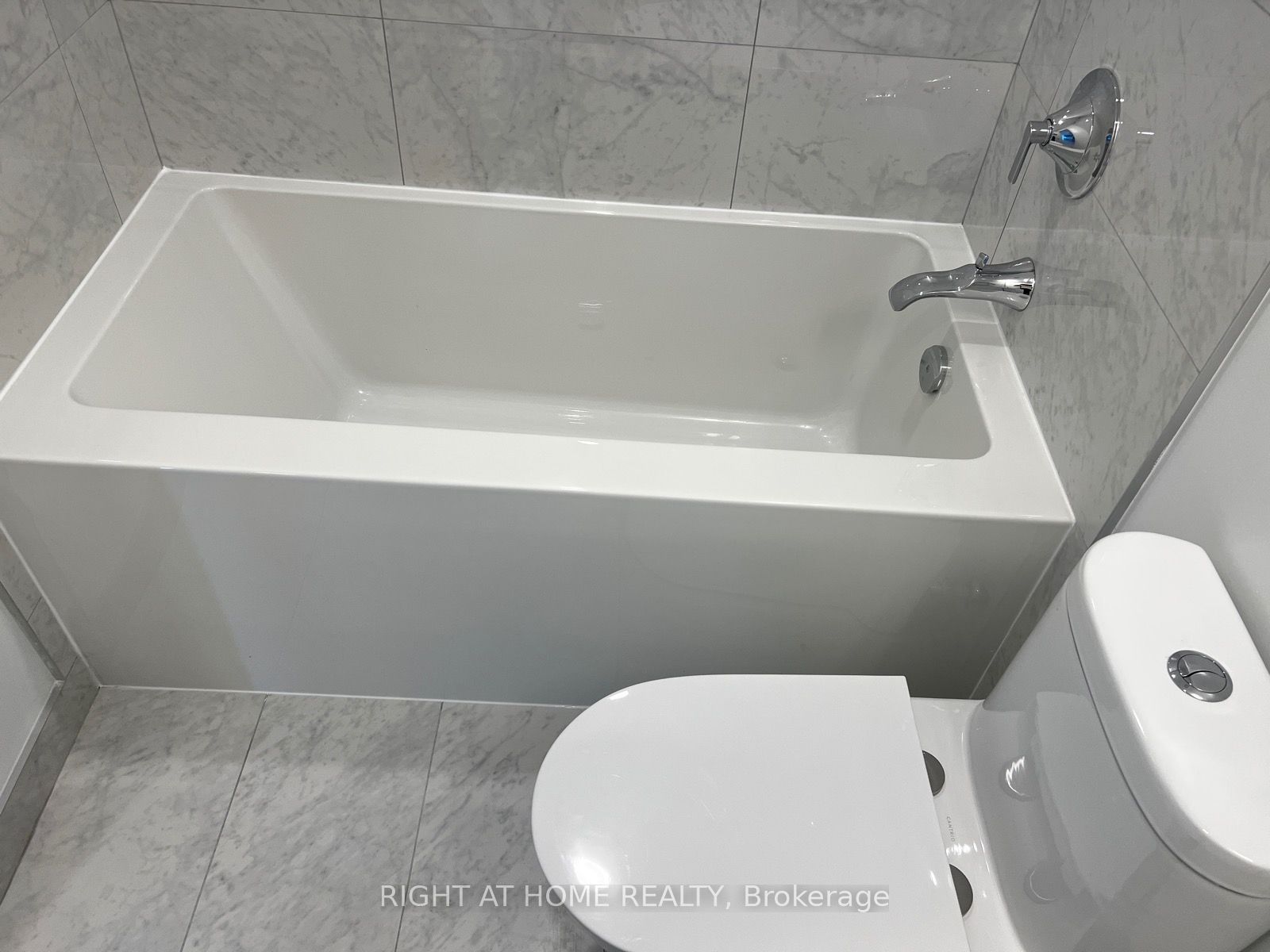 39 Roehampton Ave 1610