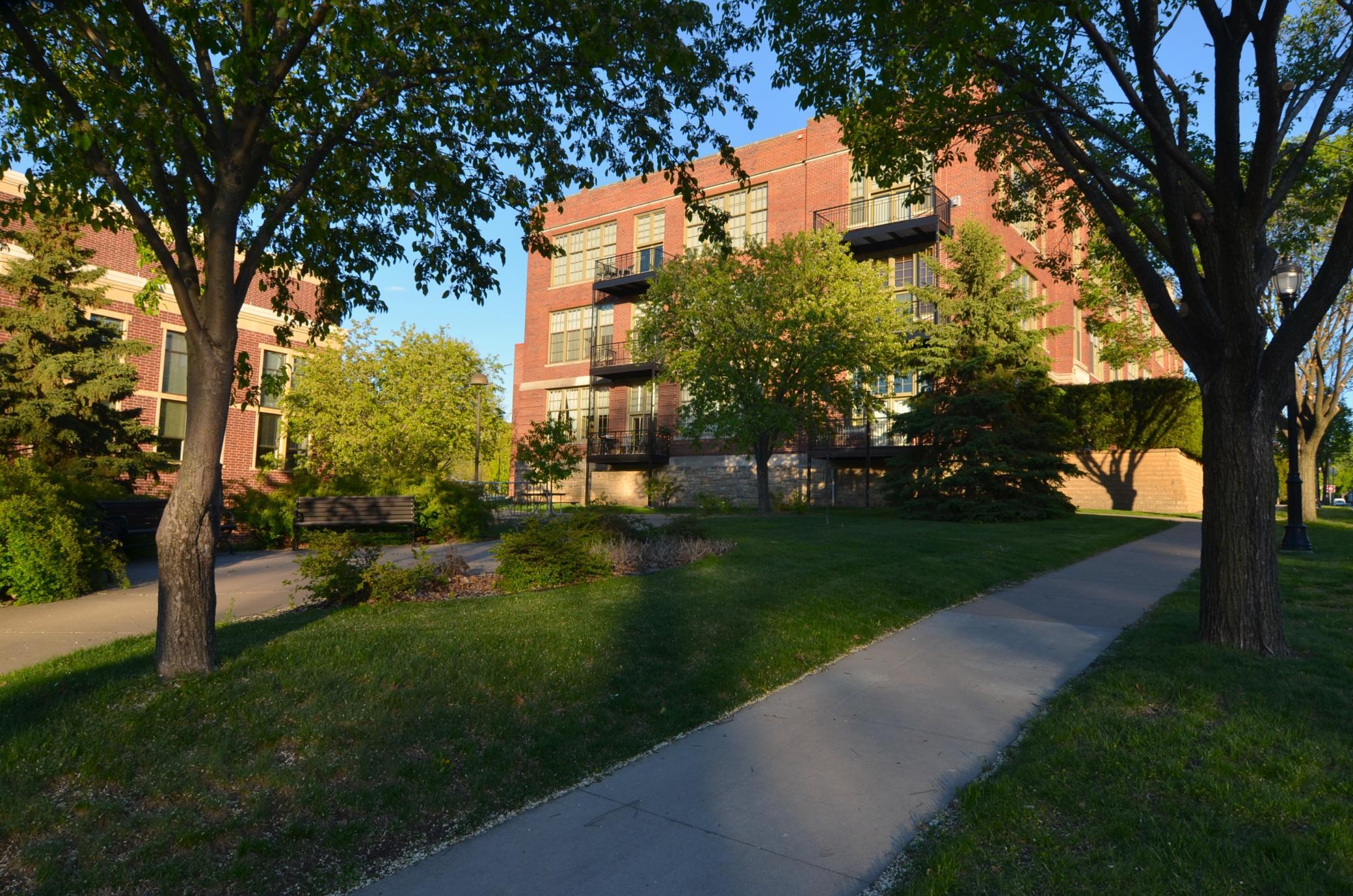 523 East Avenue 102