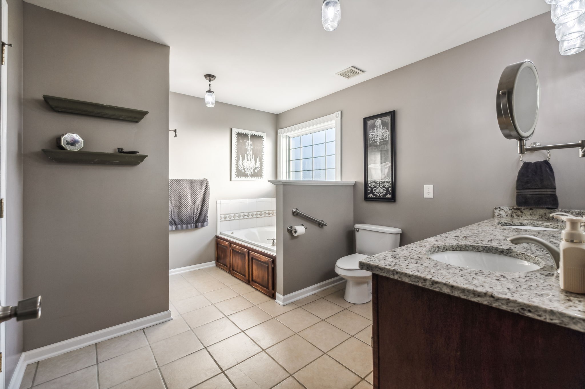 5881 Highway 31 W