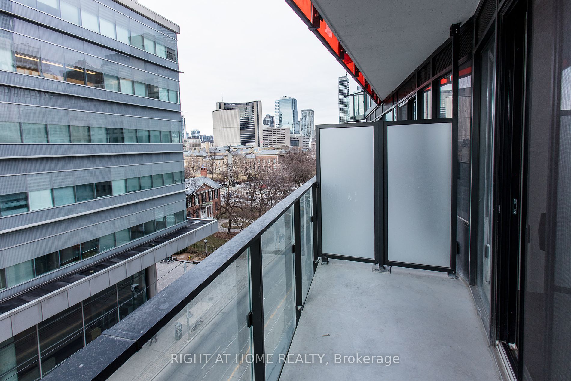 215 W Queen St 607