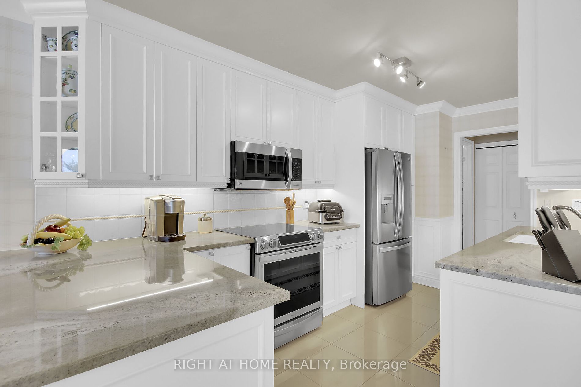 3468 Paul Anka Dr