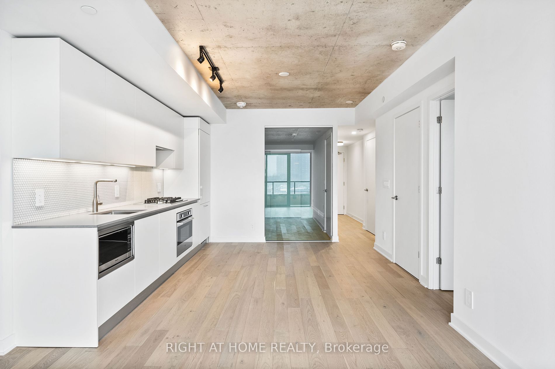 2720 Dundas St 520