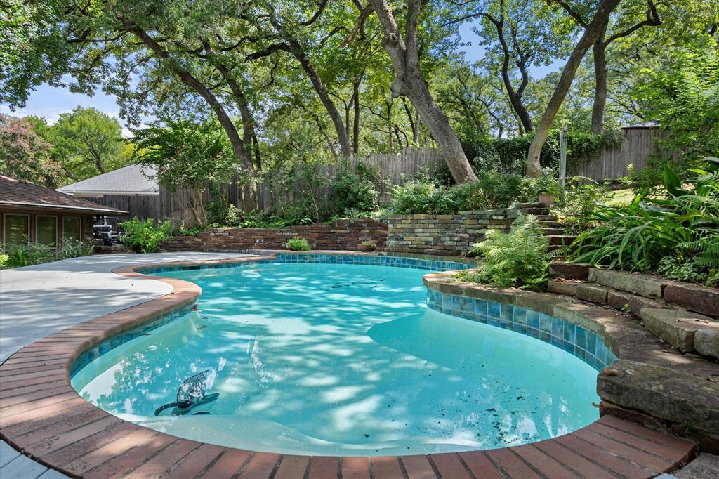 2216 Shadywood Court