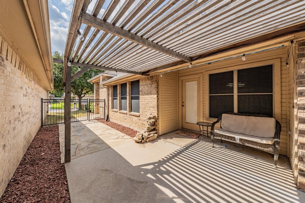 OPEN HOUSE 9.7 HAS BEEN CANCELED Quaint home in Fort Worth with No HOA! Walk in to an open floorplan with modern touches including wood-look tile flooring throughout, updated kitchen with 2025 Dishwasher, Stove, and Microwave, plus a walk-in pantry with ample storage. Relax in the primary space with a room large enough to add a sitting area or enjoy a soak in the garden tub. The primary walk-in closet includes shelving and private linen closet making use of every space of this home. Use one of the other bedrooms for an office space or hobbyist room. The backyard retreat has a side gate entrance and a hand laid stone walkway and patio space. The green space behind the home adds an extra layer of privacy. Whether you want close proximity to the golf course, entertainment, shopping centers, restaurants, or highways, this home is ready to be yours. Schedule a private showing today!