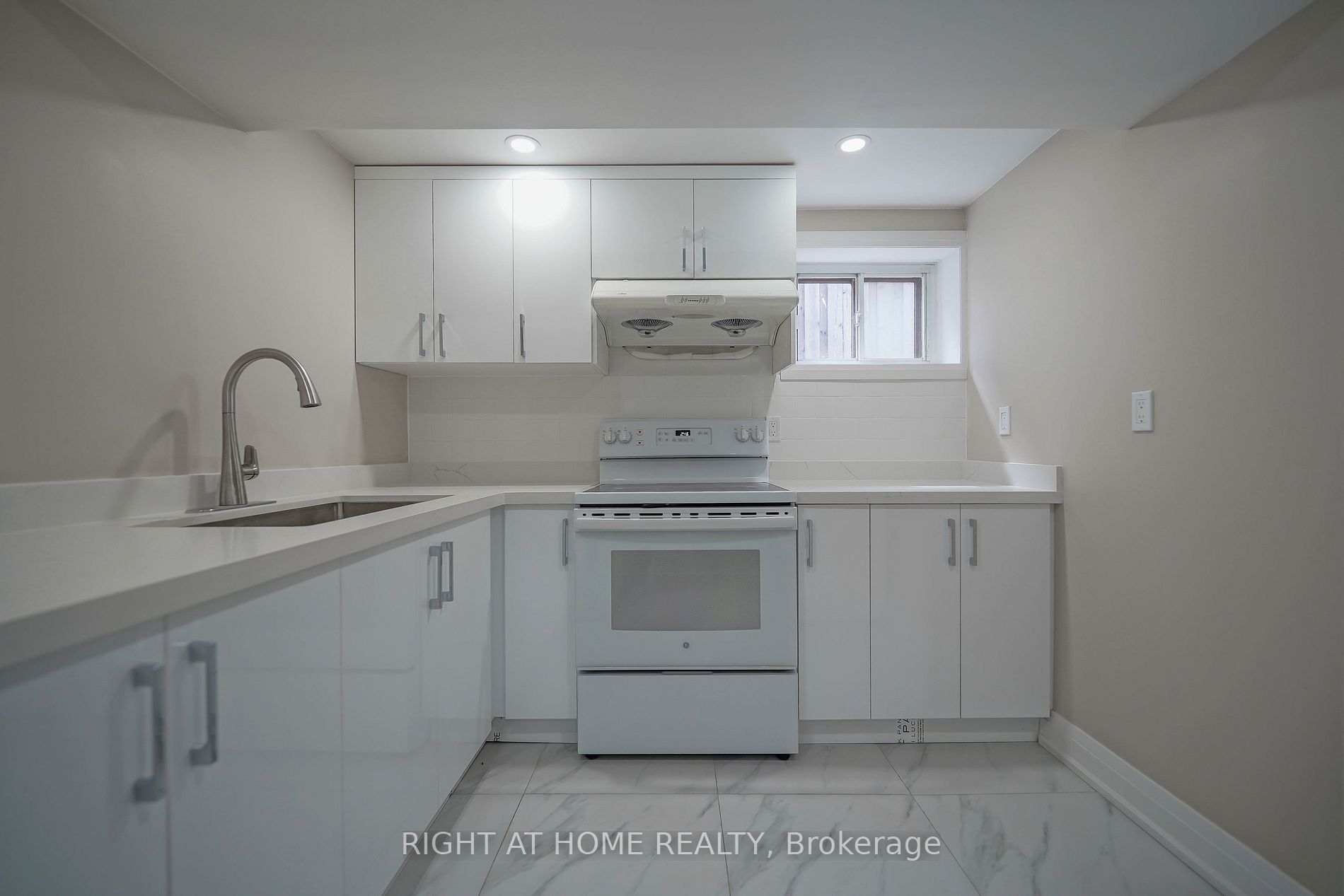 50 Coral Harbour Cres Unit B