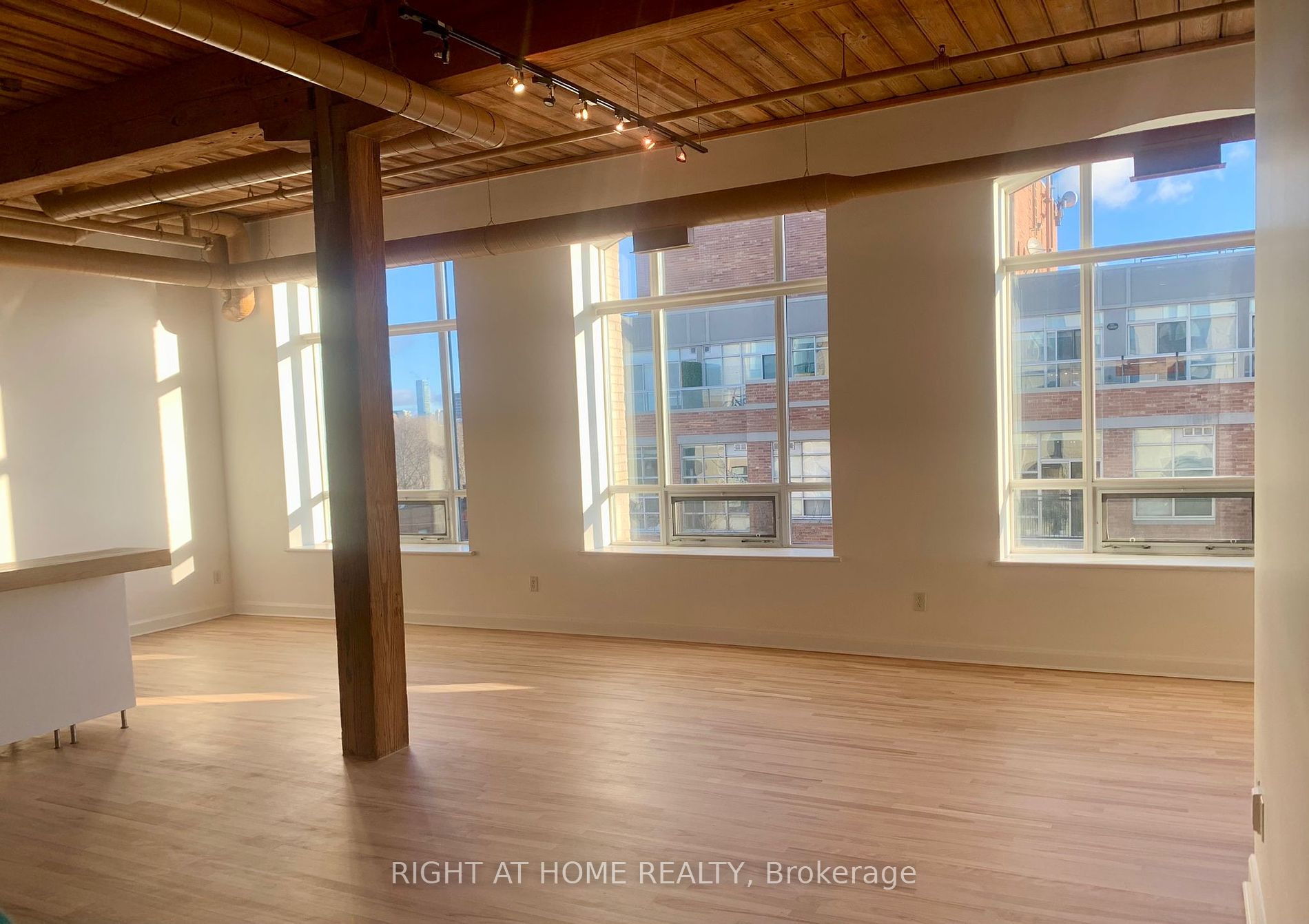 993 W Queen St 413