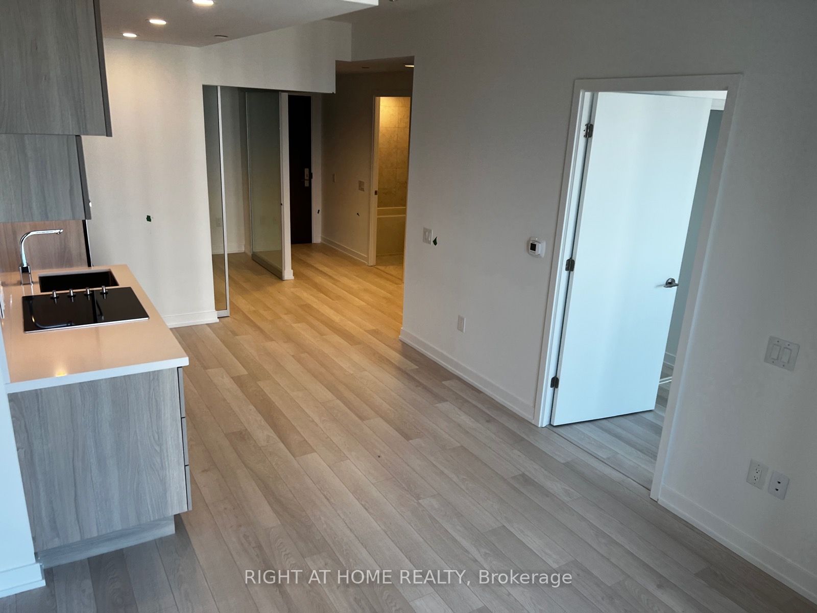 39 Roehampton Ave 1610