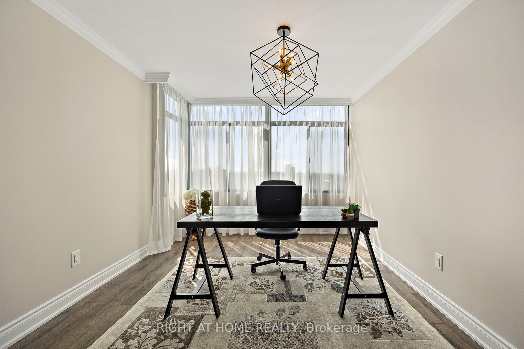 1555 E Finch Ave 1605