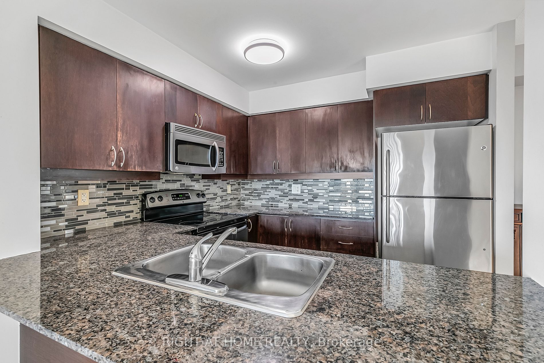 185 Oneida Cres 320