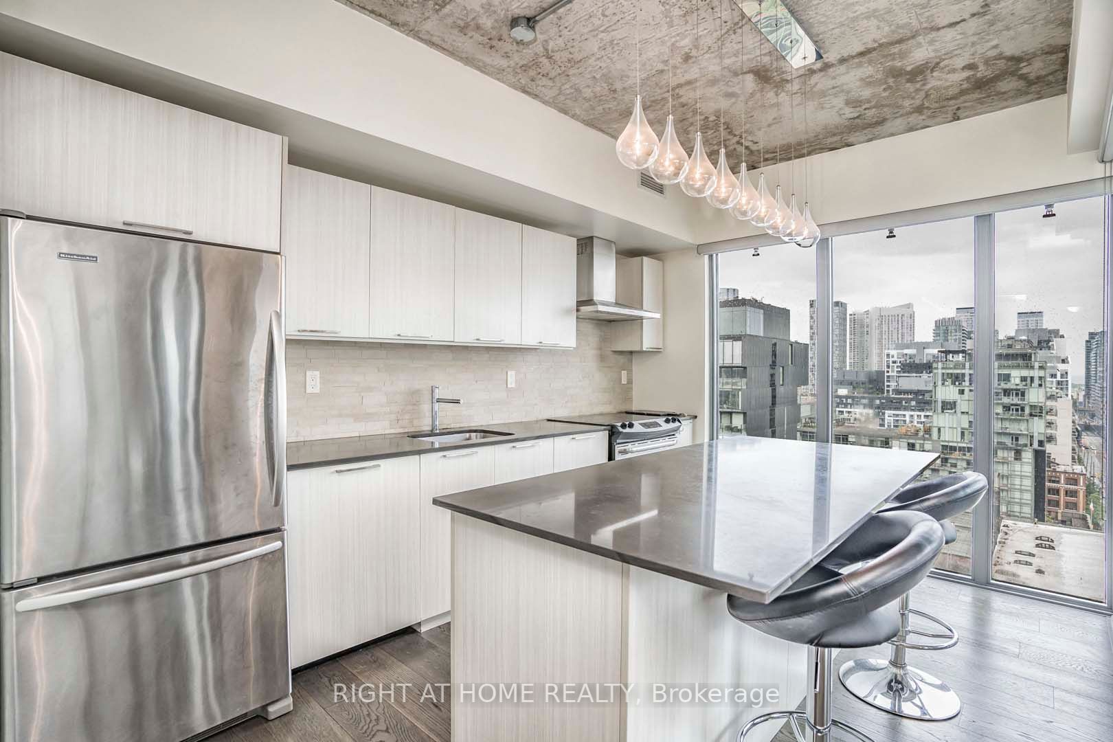 95 Bathurst St 1405