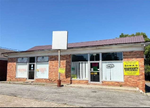 Rear find at an incredible price. On downtown main street close to court house, banks and store. High traffic. 2 large units one generating income that has an option to remain after sale or terminate at closing. Building has a new roof and two bathrooms remodeled. INTERIOR PICTURES COMING SOON.