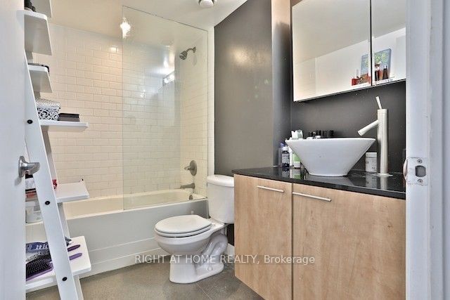 955 W Queen St 519