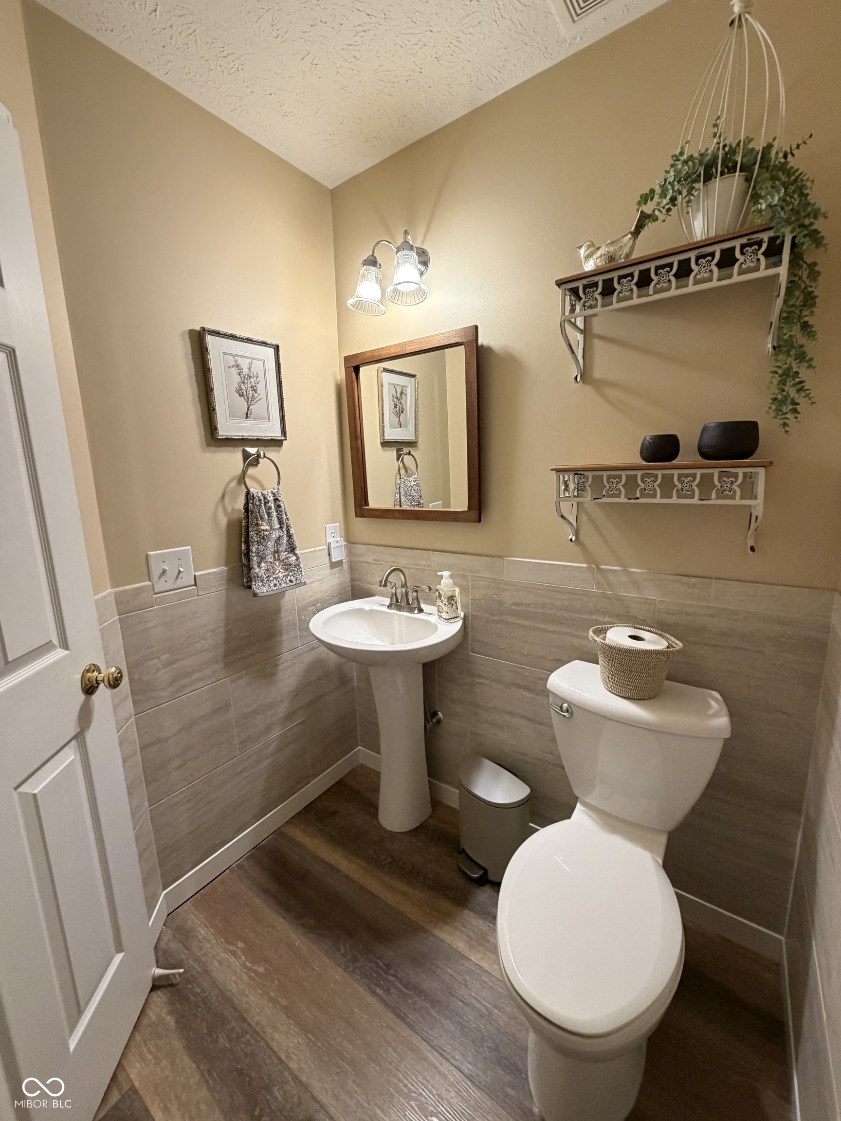 5752 Columbia Circle S