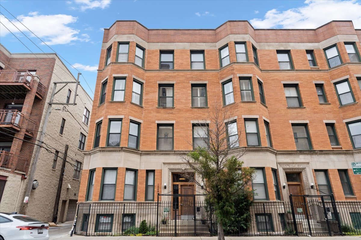 Stunning 2Bed /2Bath home located in historic Uptown district, boasts high ceilings and beautiful hardwood floors throughout. Spacious kitchen offers stainless steel appliances, 42" cabinets, granite counters with breakfast bar, and pantry. Separate Den space for a large dining table, spacious open living room, and rear door leading to an oversized deck perfect for summer entertaining and container gardening. The primary bedroom offers a walk-in closet, ensuite bathroom with double vanity, bay windows for tons of natural light, and trayed ceiling with decadent crown moldings. The spacious second bedroom includes large closet for additional storage. Front-loading Washer/Dryer (2022), HVAC 2022, and completely rebuilt decks in 2021. Parking space and basement storage included. Dog run on site behind building. Property is brick construction with concrete between floors. Amazing location, very close to CTA (Red/Purple lines and multiple bus routes), nearby dog park, grocery stores, pharmacy, coffee shops, restaurants, entertainment and of course, minutes from the lakefront! Tenant Requirements: 700+ Credit Score, Income 3xs the rent. 12 month lease minimum. $750 Non-refundable Move in fee in Lieu of Security Deposit, $250 Non-refundable HOA Move in fee. Non refundable Pet fee Dog ($350) Cat ($250).