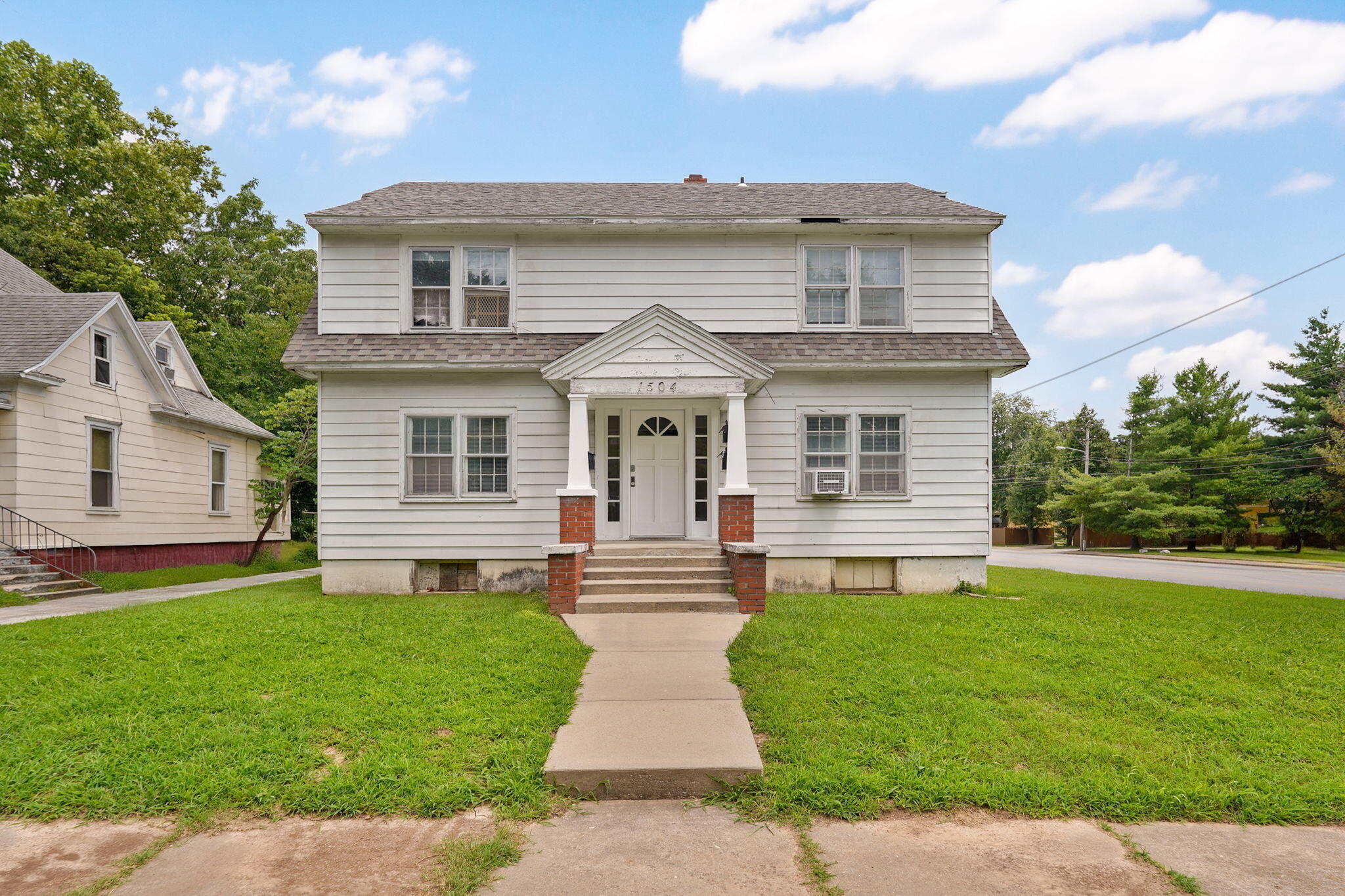 1504 N Summit Avenue