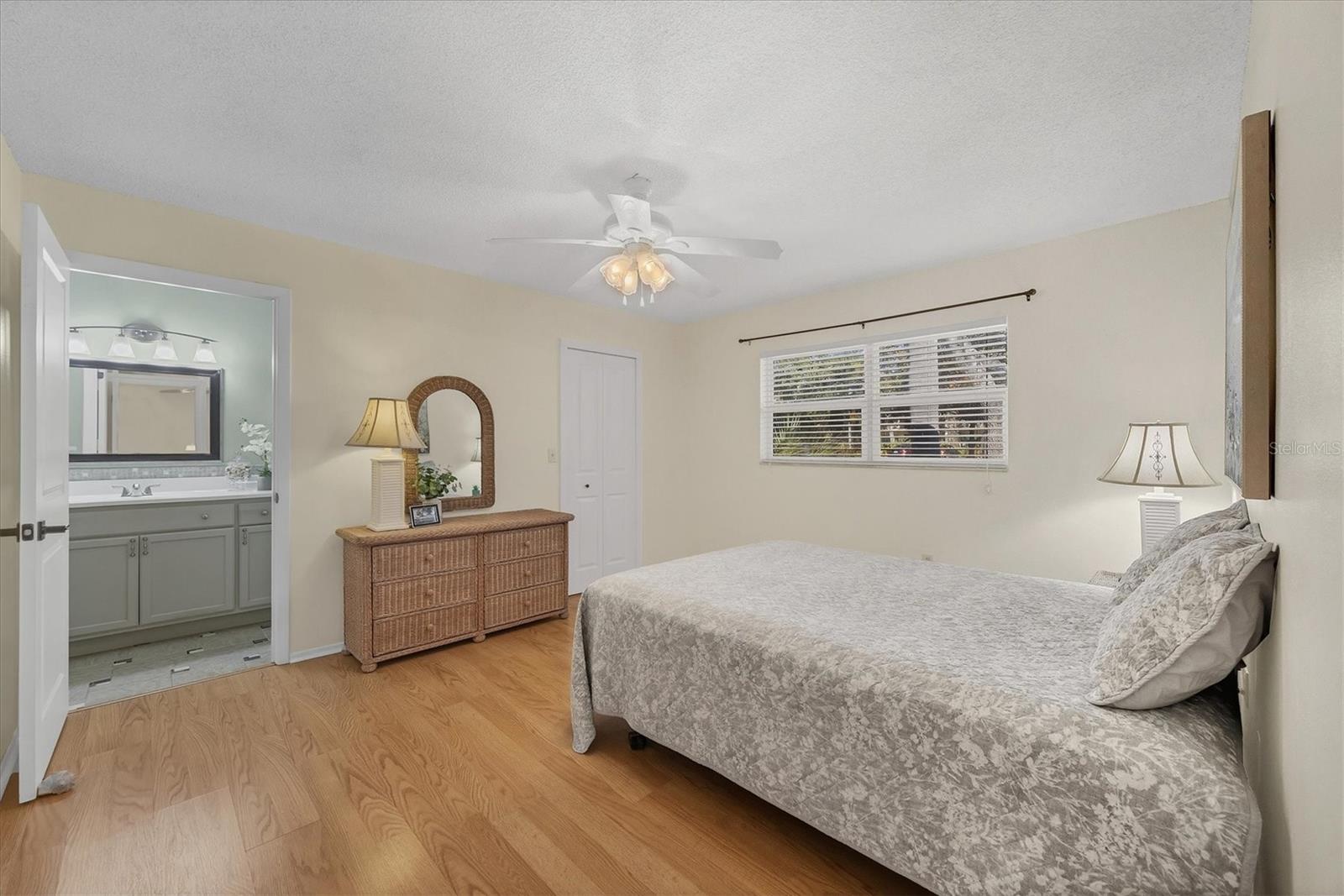 390 301 Boulevard W 27C