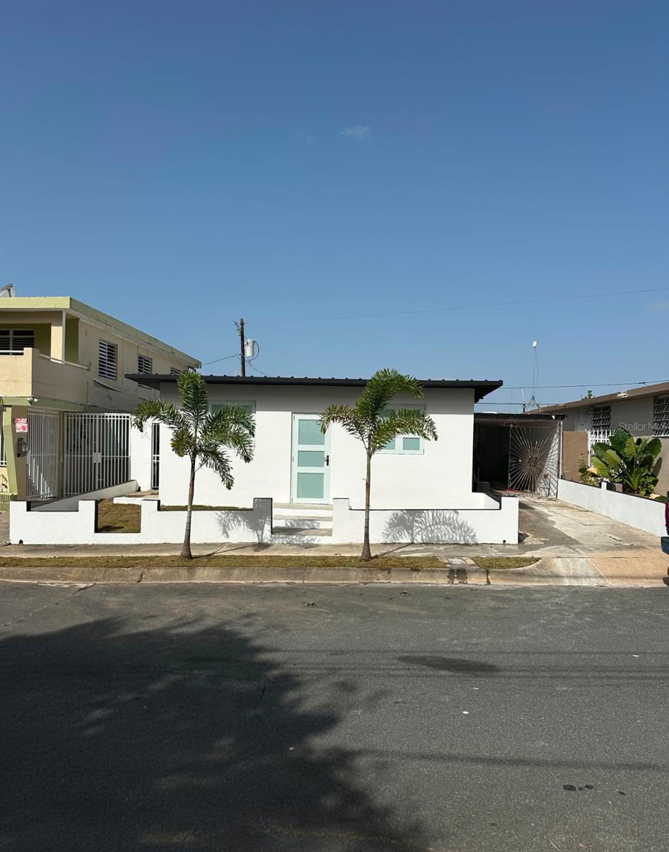 Fully remodeled property in Villa Contessa, Bayamón. Features 3 bedrooms, 2 bathrooms, a spacious living room and foyer, new flooring, plumbing, and electrical system, plus split A/C units in every bedroom. Includes a patio with great potential and rooftop access, ideal for creating a terrace or future expansion, subject to permits. The seller is willing to contribute toward closing costs or give buyer credits, subject to the terms.Please call the listing agent, Miguel with any questions.