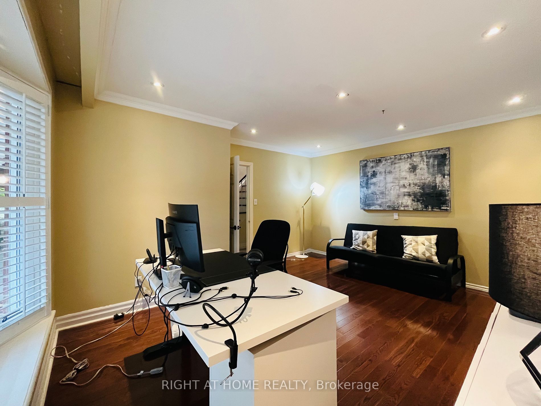 73 Laureleaf Rd