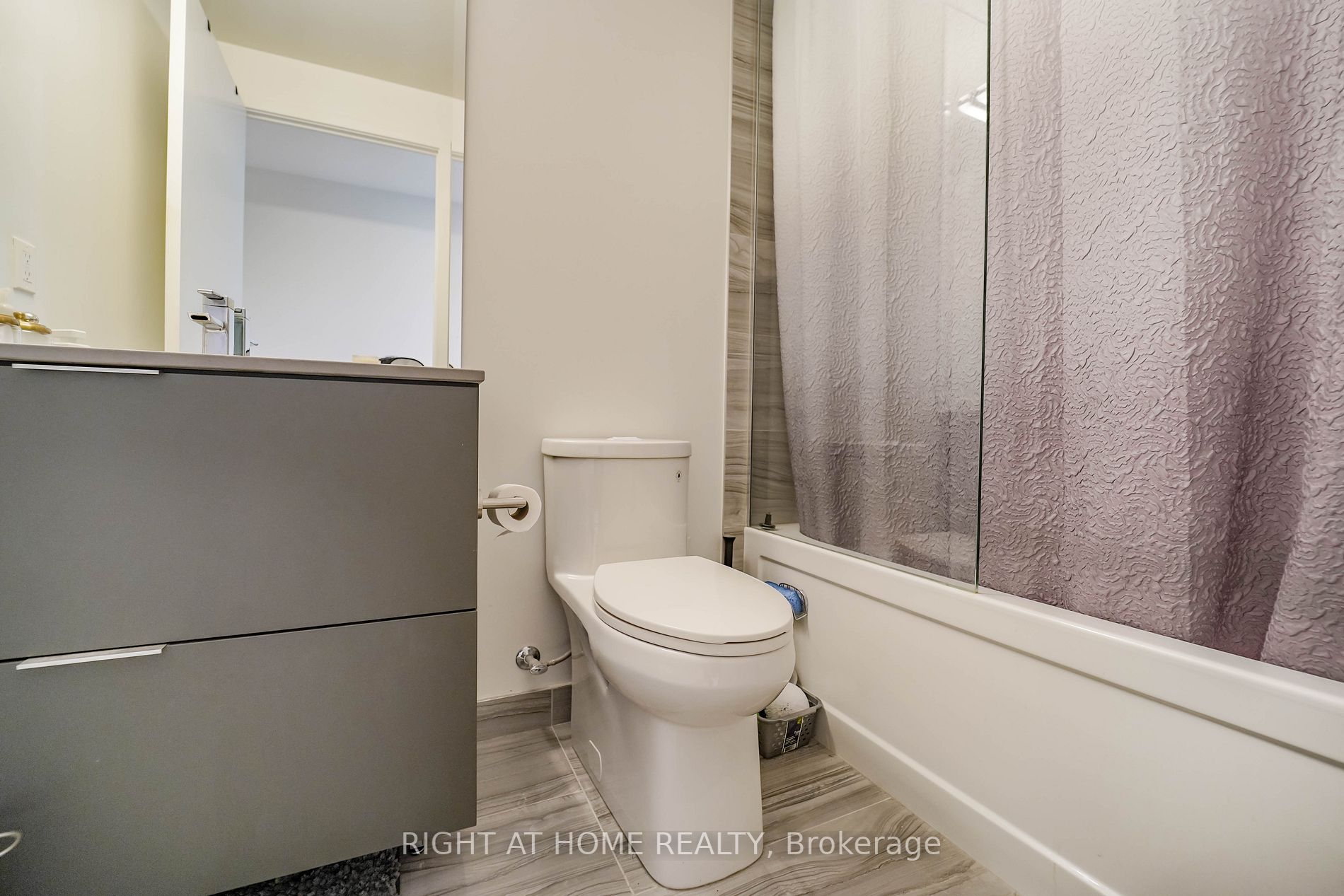 15 E Queens Quay 707