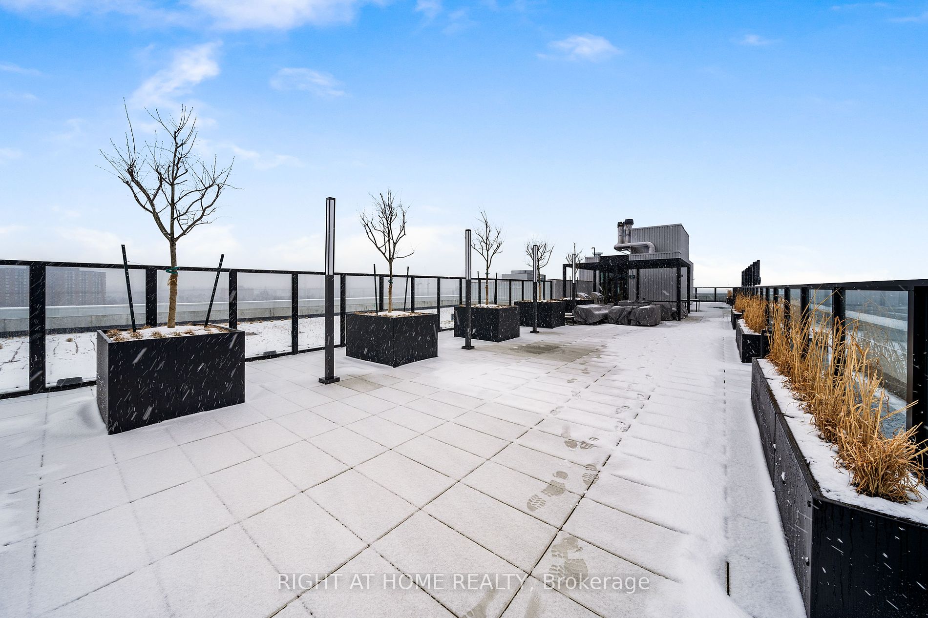 2720 Dundas St 520
