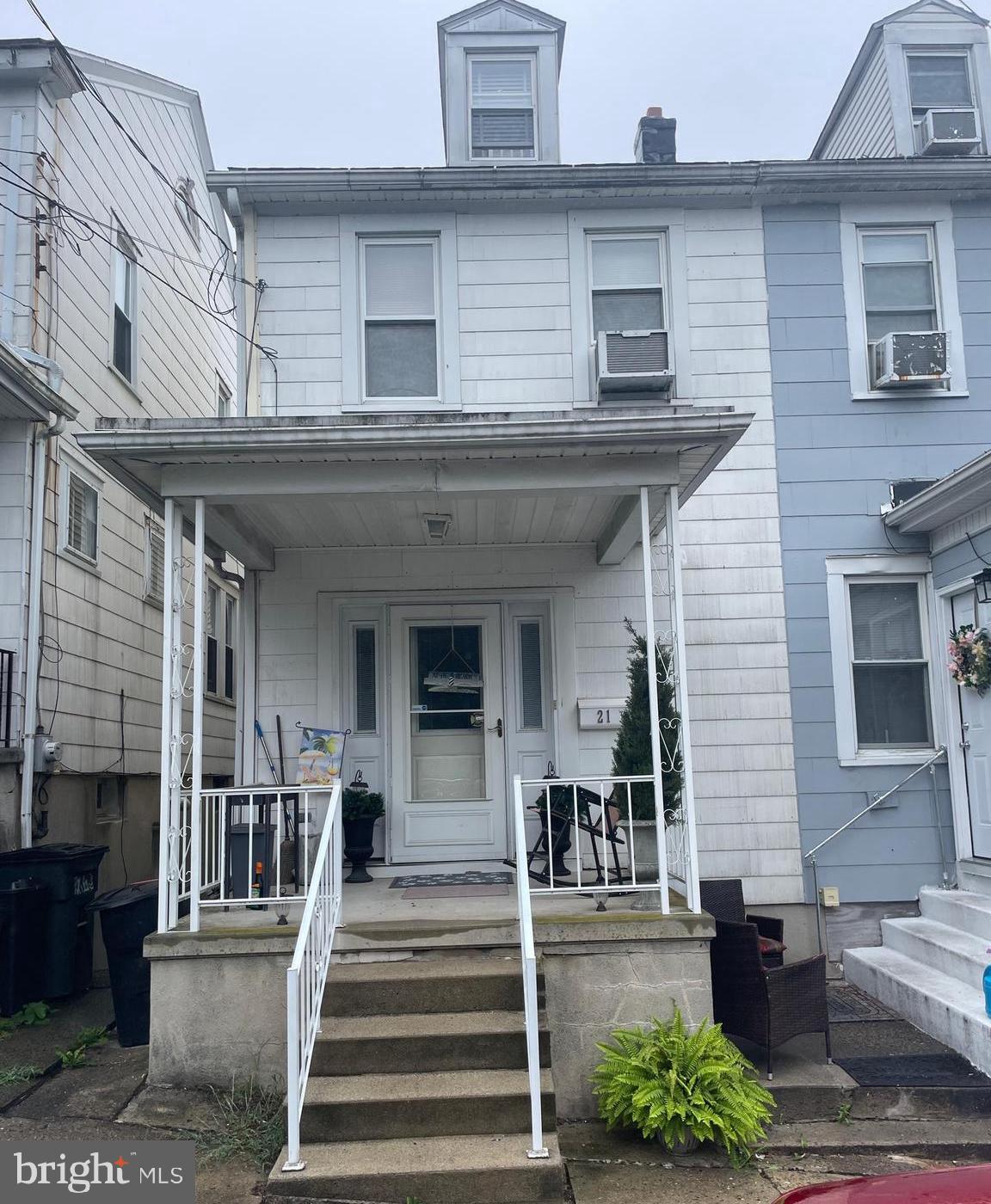 21 S21st St  