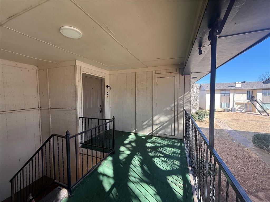 Welcome home to Highland Park! This 3 bedroom 2 bathroom condo is currently vacant. A great opportunity for investors, the unit is priced to sell and is available for as-is purchase only. BONUS: This unit has washer/dryer hook ups, so convenient! All appliances remain with the property. Your renters will love this location, close to shopping, gas, restaurants and the University of Oklahoma campus. Water, trash, sewer, exterior maintenance, common areas, community pool are included in monthly HOA fees. More units are available from the same seller at Cottonwood Ridge (a separate community) for those interested in growing their rental portfolio in this busy college town.