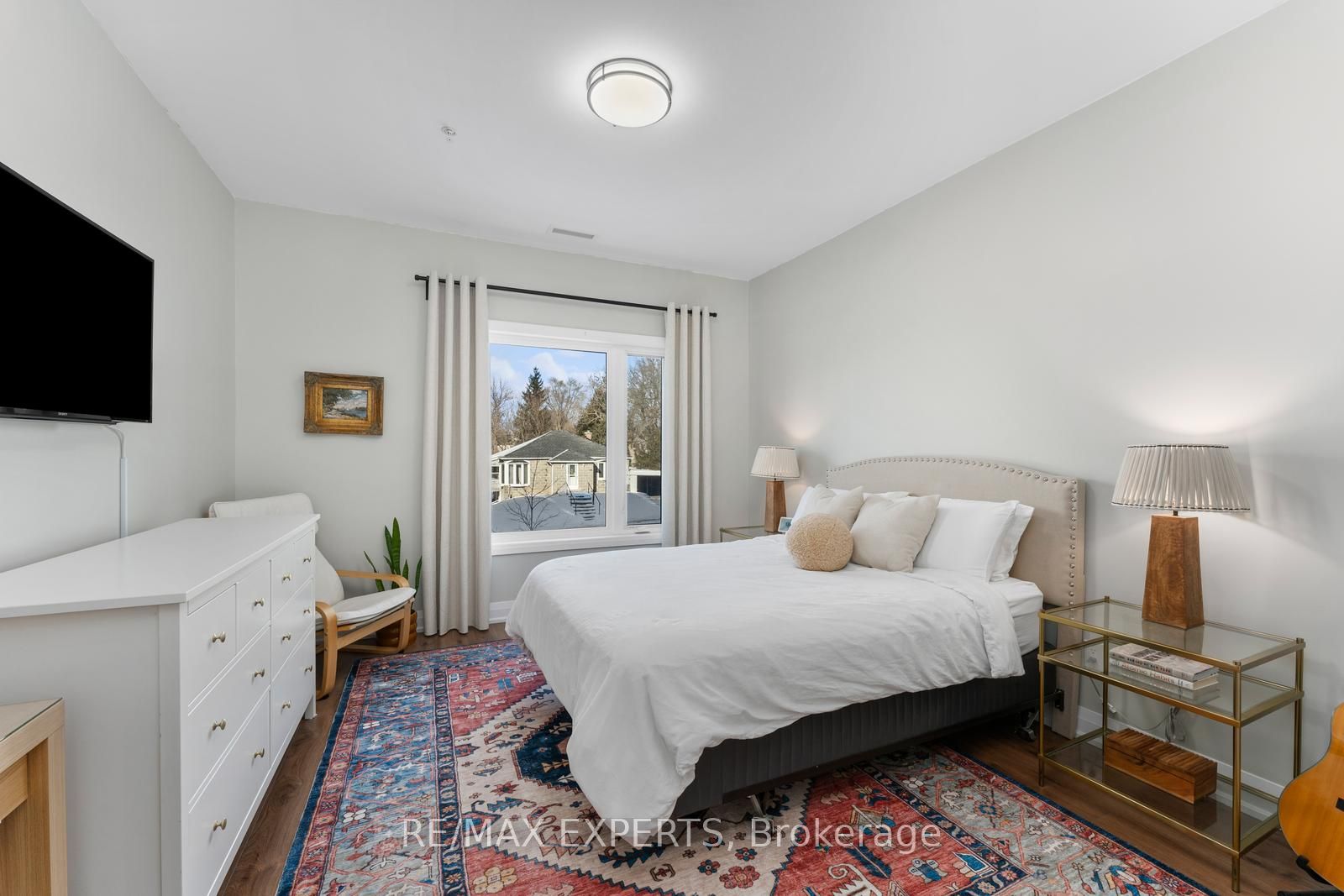 64 S Queen St 205