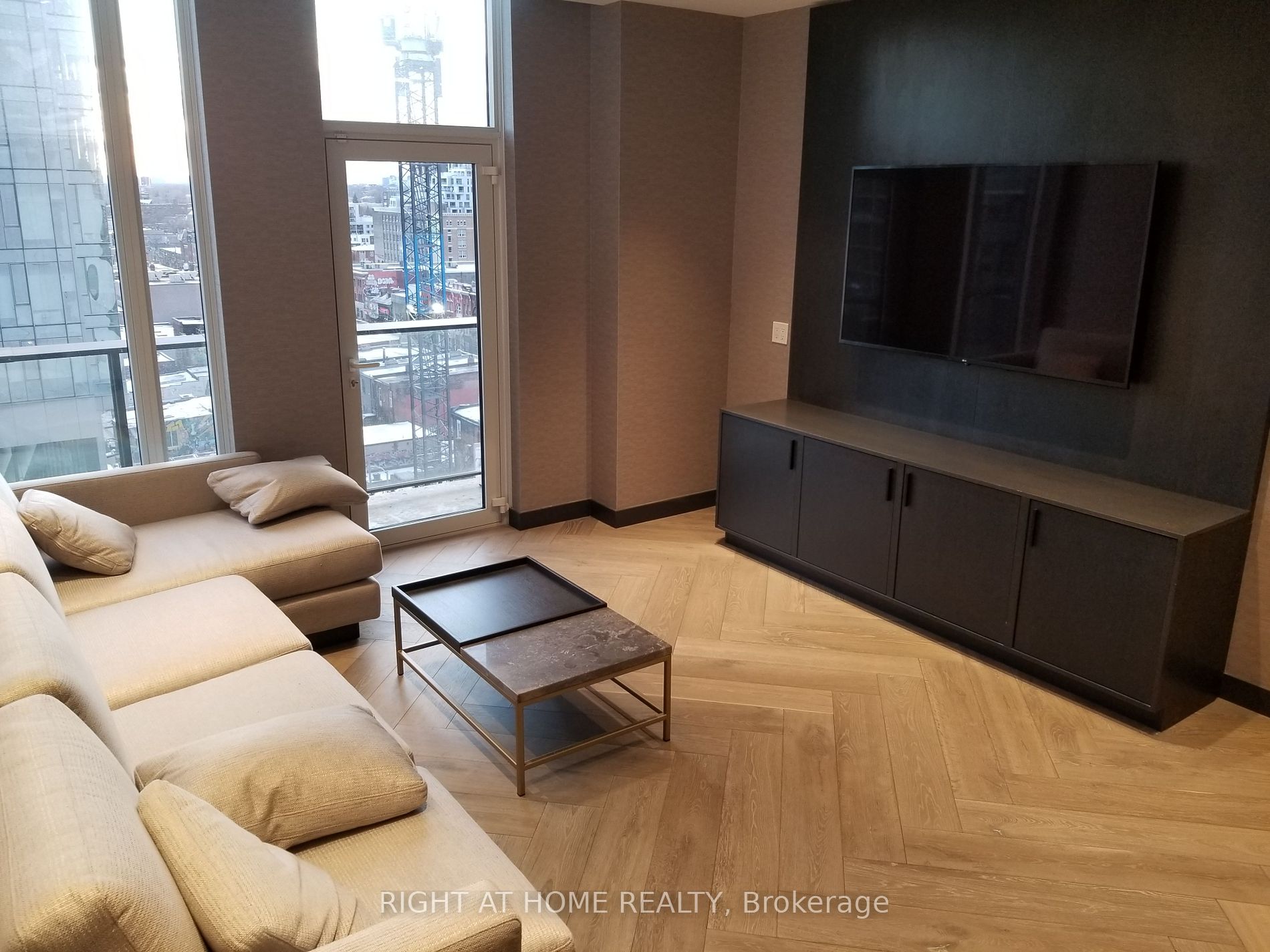 330 W Richmond St 210
