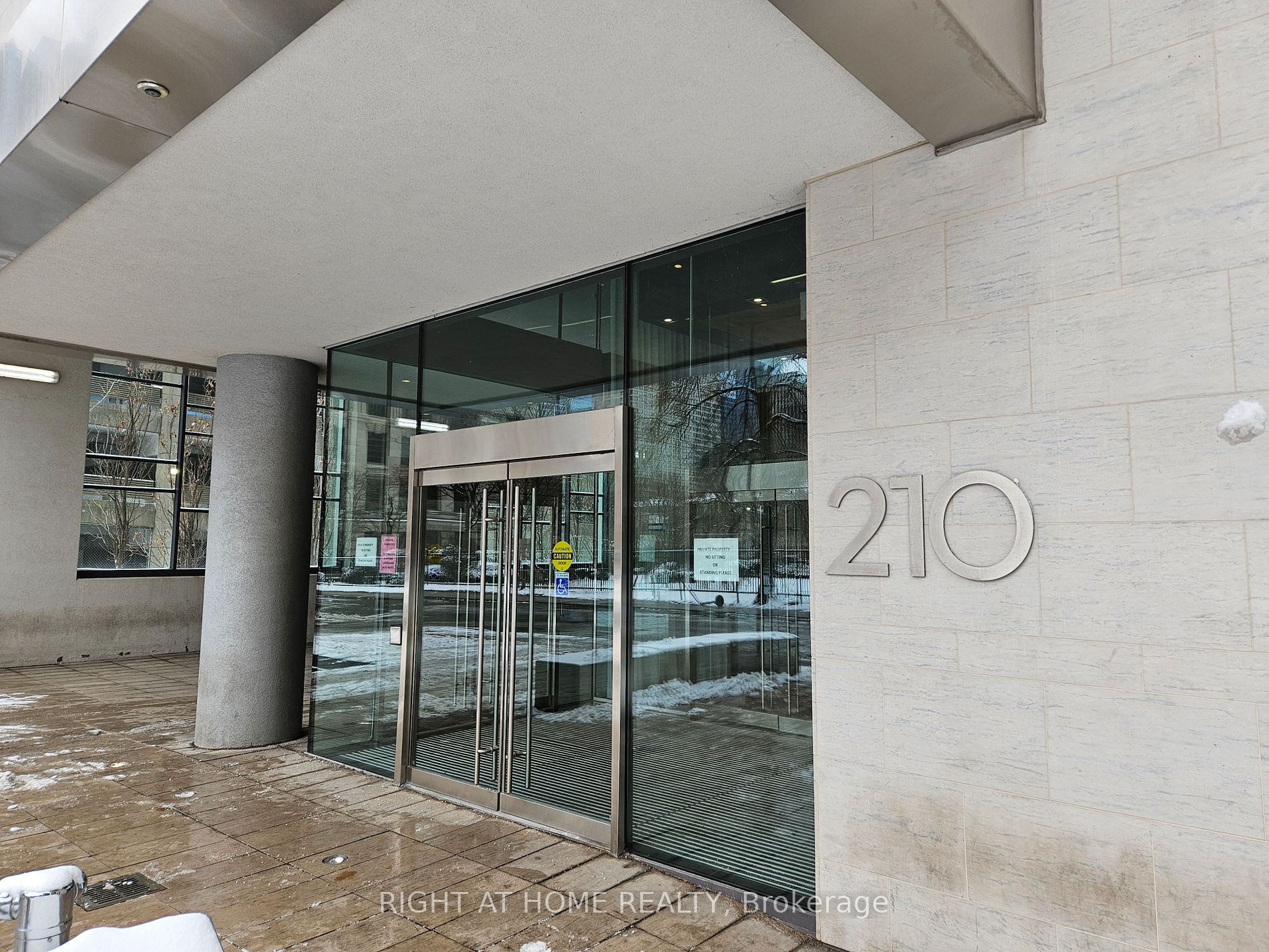 210 Simcoe St 705