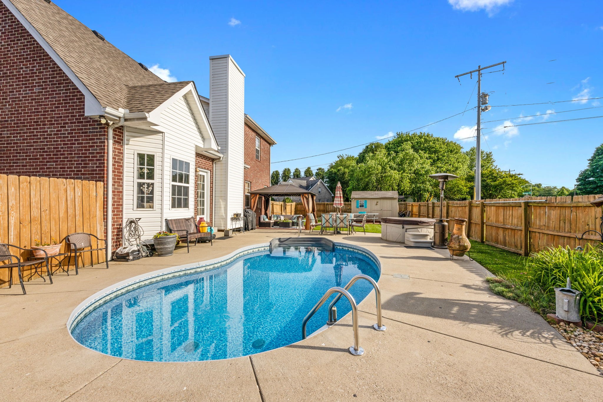 220 Iroquois Dr