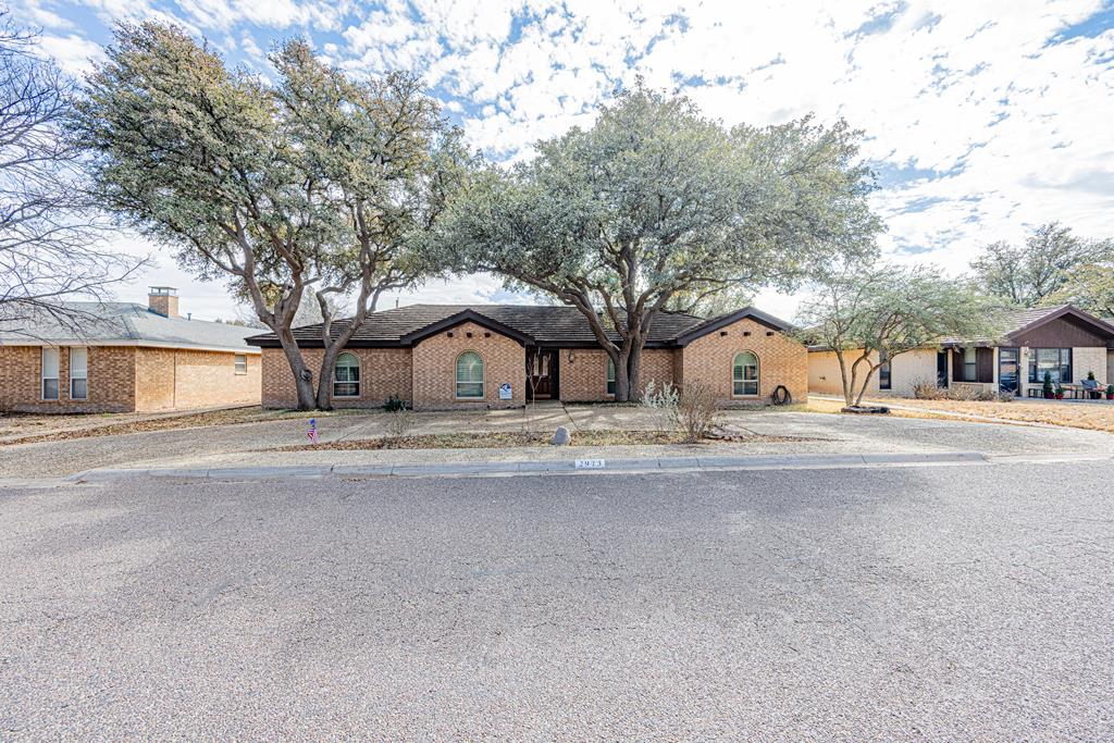 GREAT HOME IN AN ESTABLISHED NEIGHBORHOOD. 4 BDR 2.5 BATH 3196 SQ FT. LARGE SUN ROOM/PLAYROOM WITH WALL OF WINDOWS LOOKING OUT TO THE BACKYARD. SEQUESTERED MASTER. PLENTY OF SPACE FOR FAMILY AND ENTERTAINING! CALL TODAY TO SEE THIS PROPERTY!!