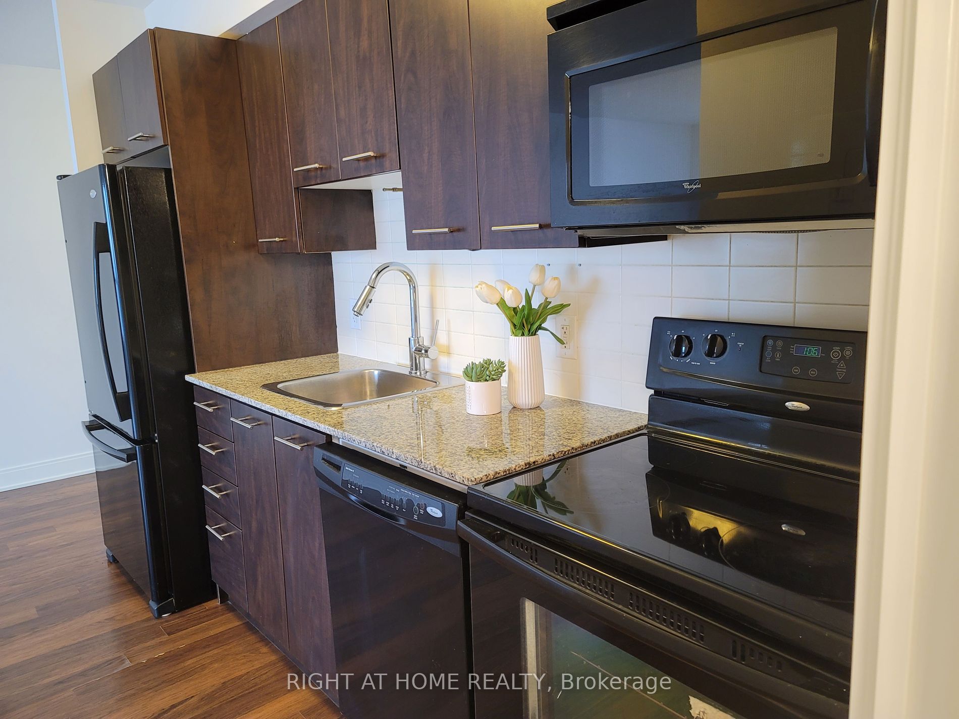 125 Village Green Sq 2001