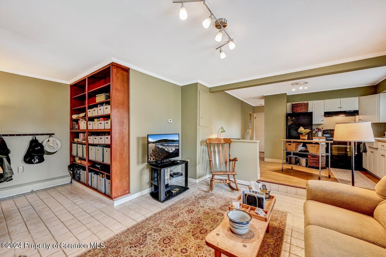 400 Montrose Avenue L113