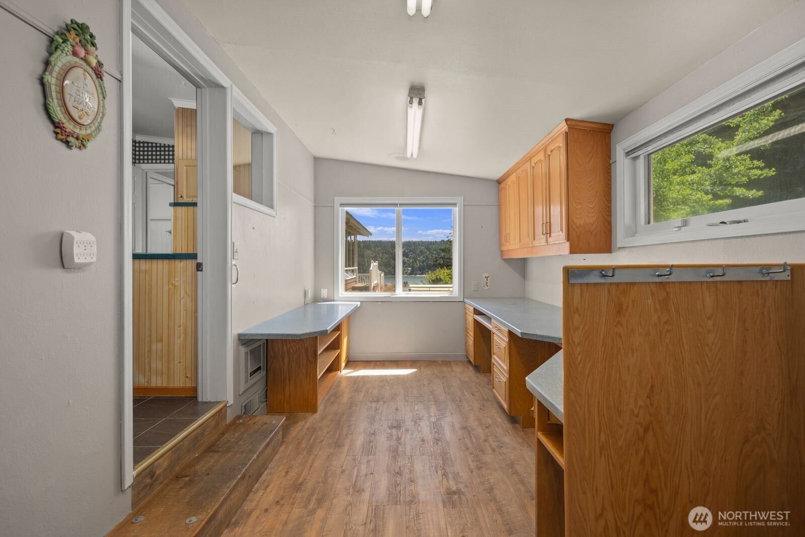 6899 Navajo Trail NE