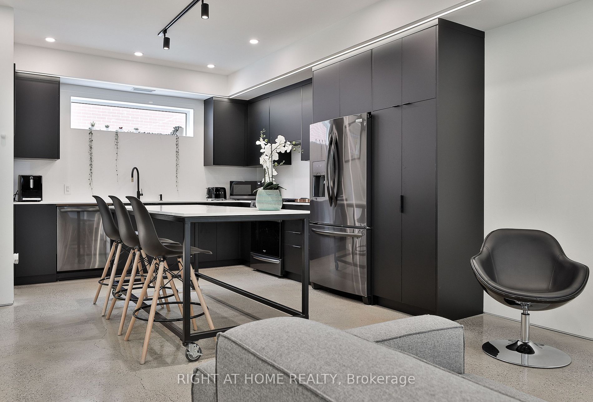 74 Dovercourt Rd Laneway