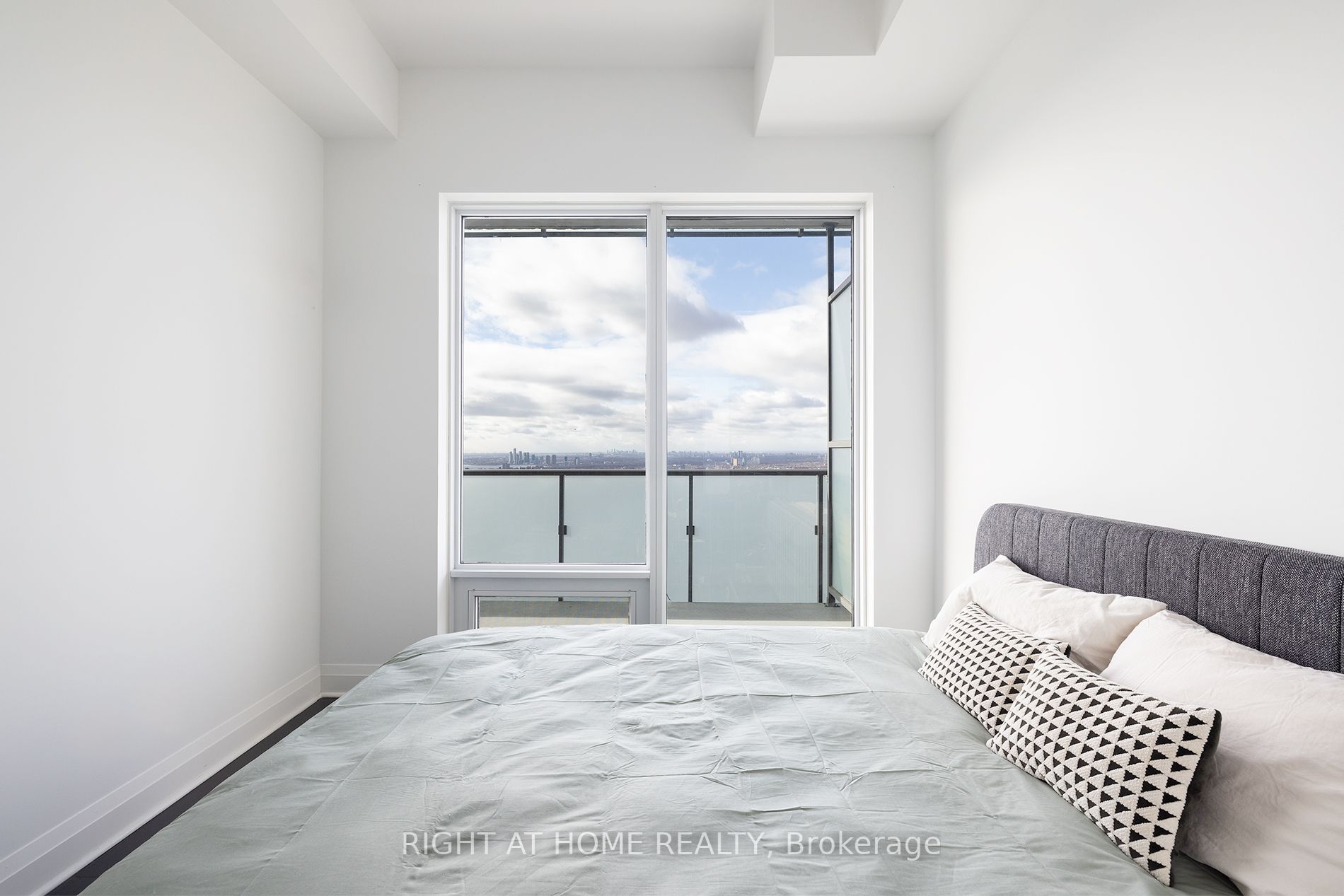 1080 Bay St 5203