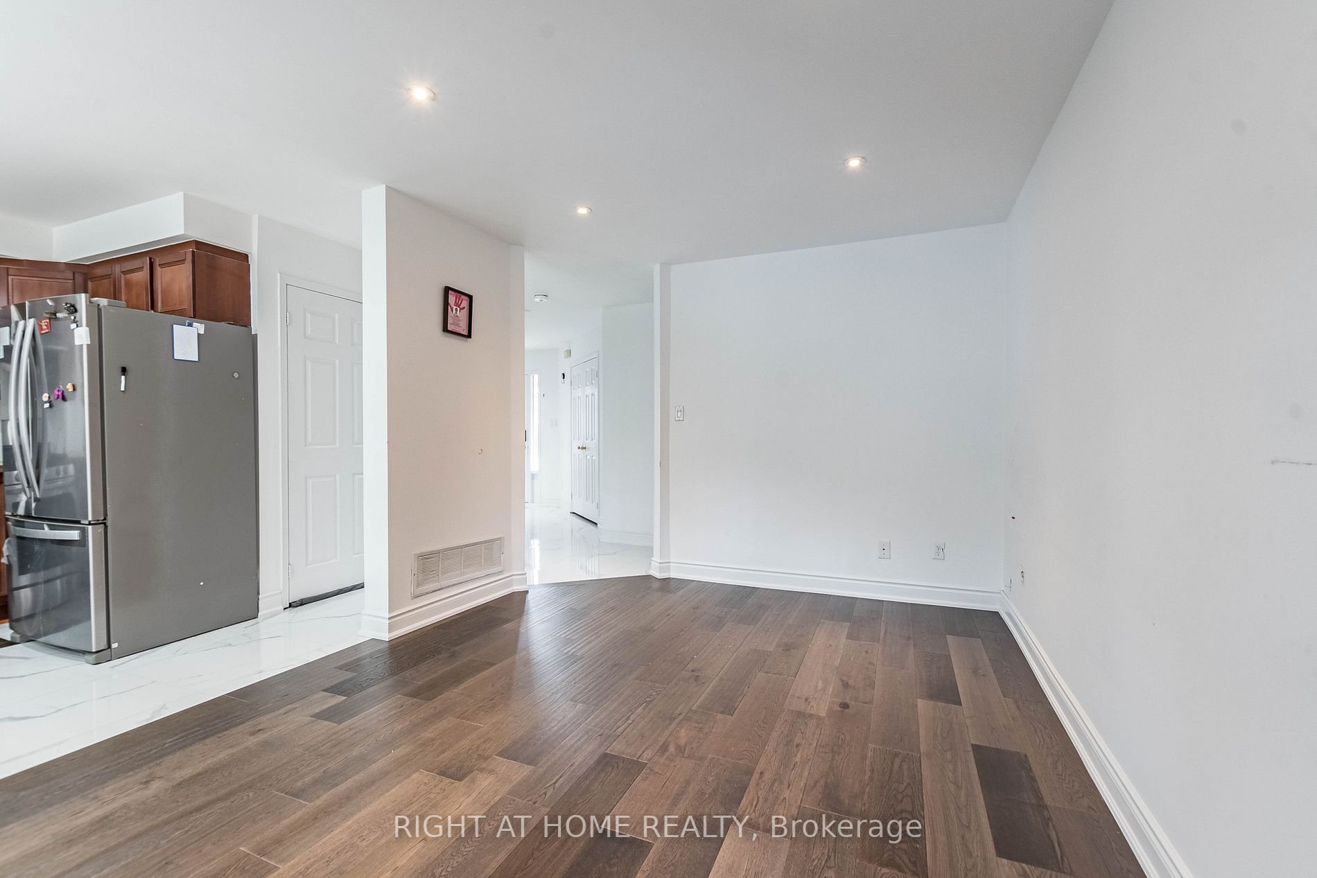 5579 Whitehorn Ave Upper