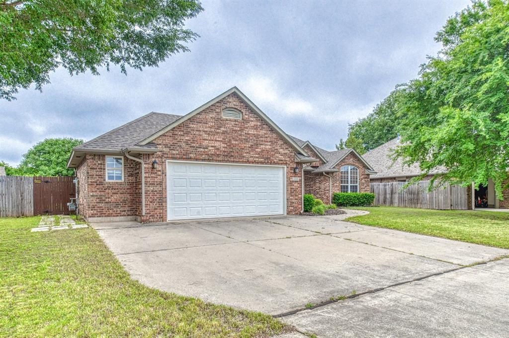 Well-maintained 3-bedroom, 2-bath home in a desirable Norman community, conveniently located near Hwy 9, I-35, and OU. Enjoy nearly 2,000 sq. ft. of open living space, a fireplace, spacious kitchen, private primary suite, 2-car garage, covered patio, and fenced backyard. Community amenities include a pool, clubhouse, walking trails, and scenic ponds. Call for a showing!