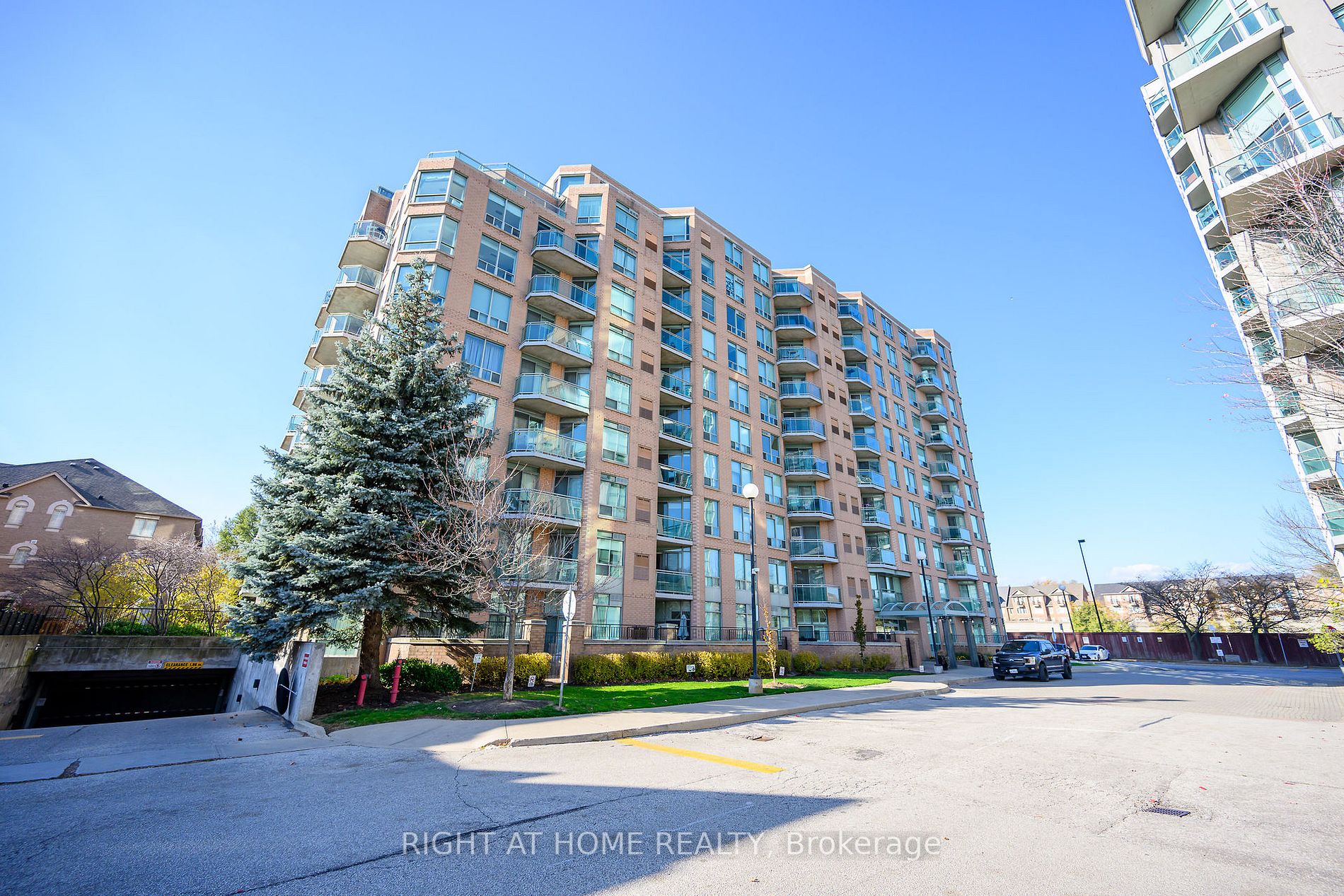 190 Manitoba St 805