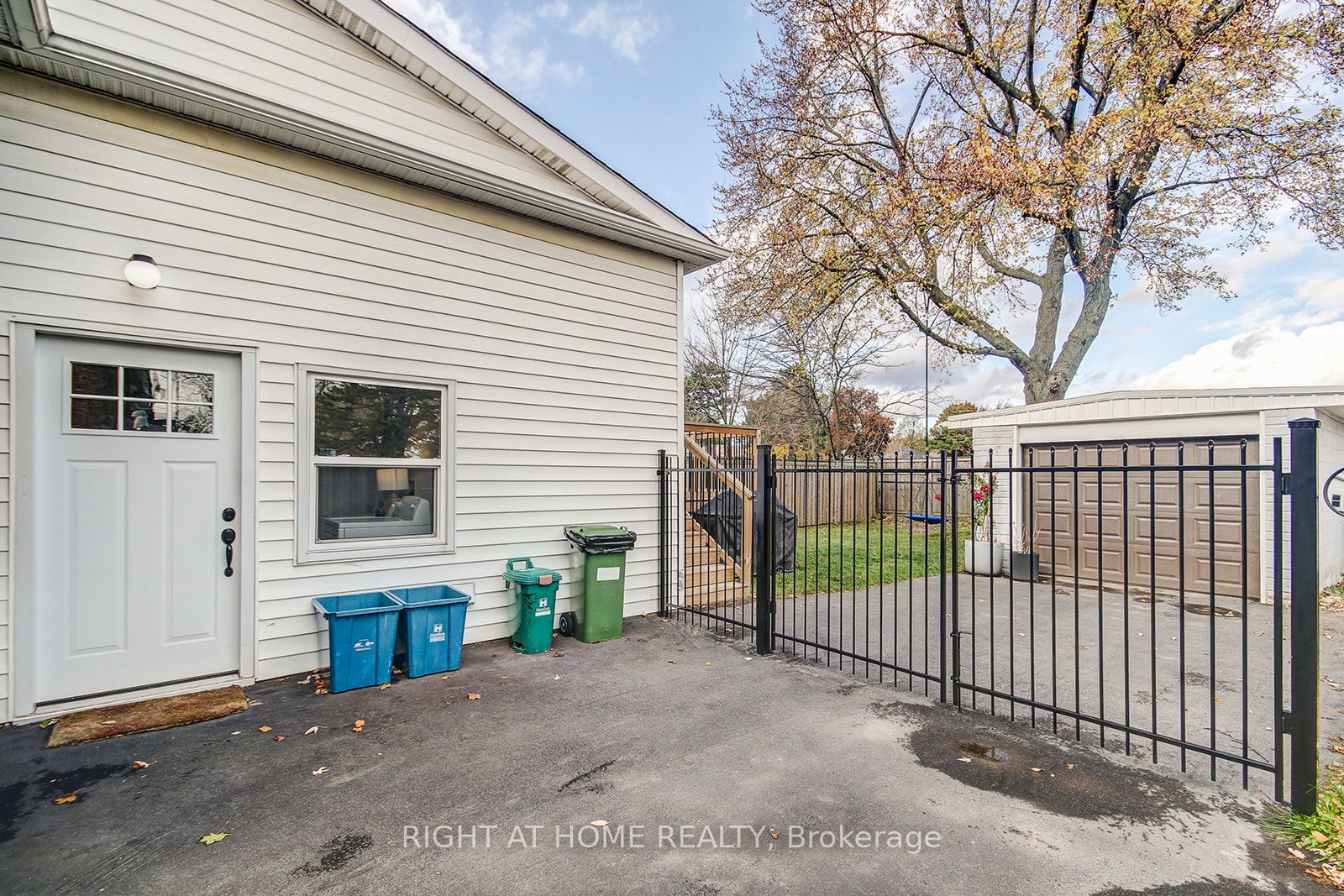 631 E Queensdale Ave Upper