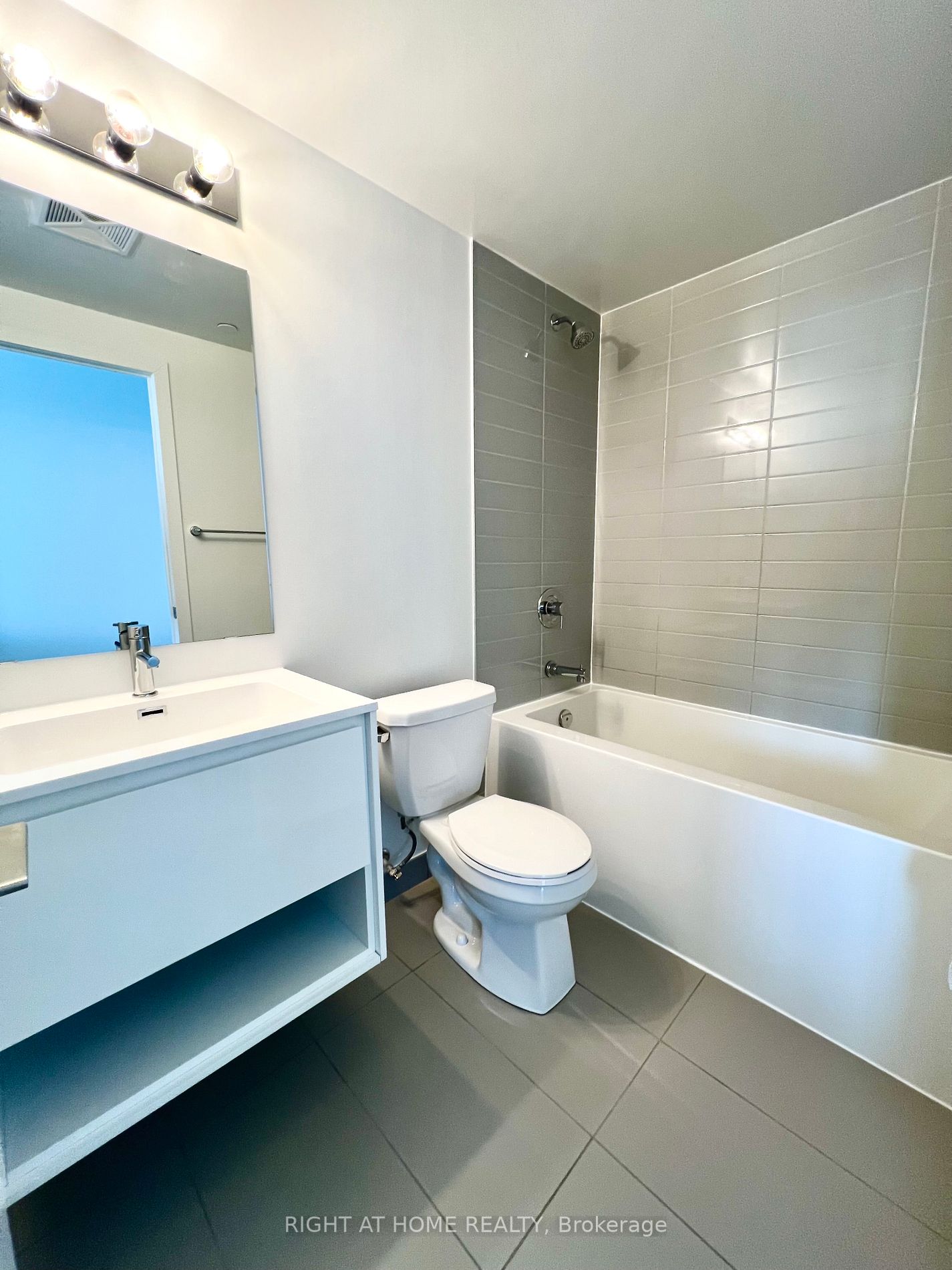 159 E Wellesley St 2404