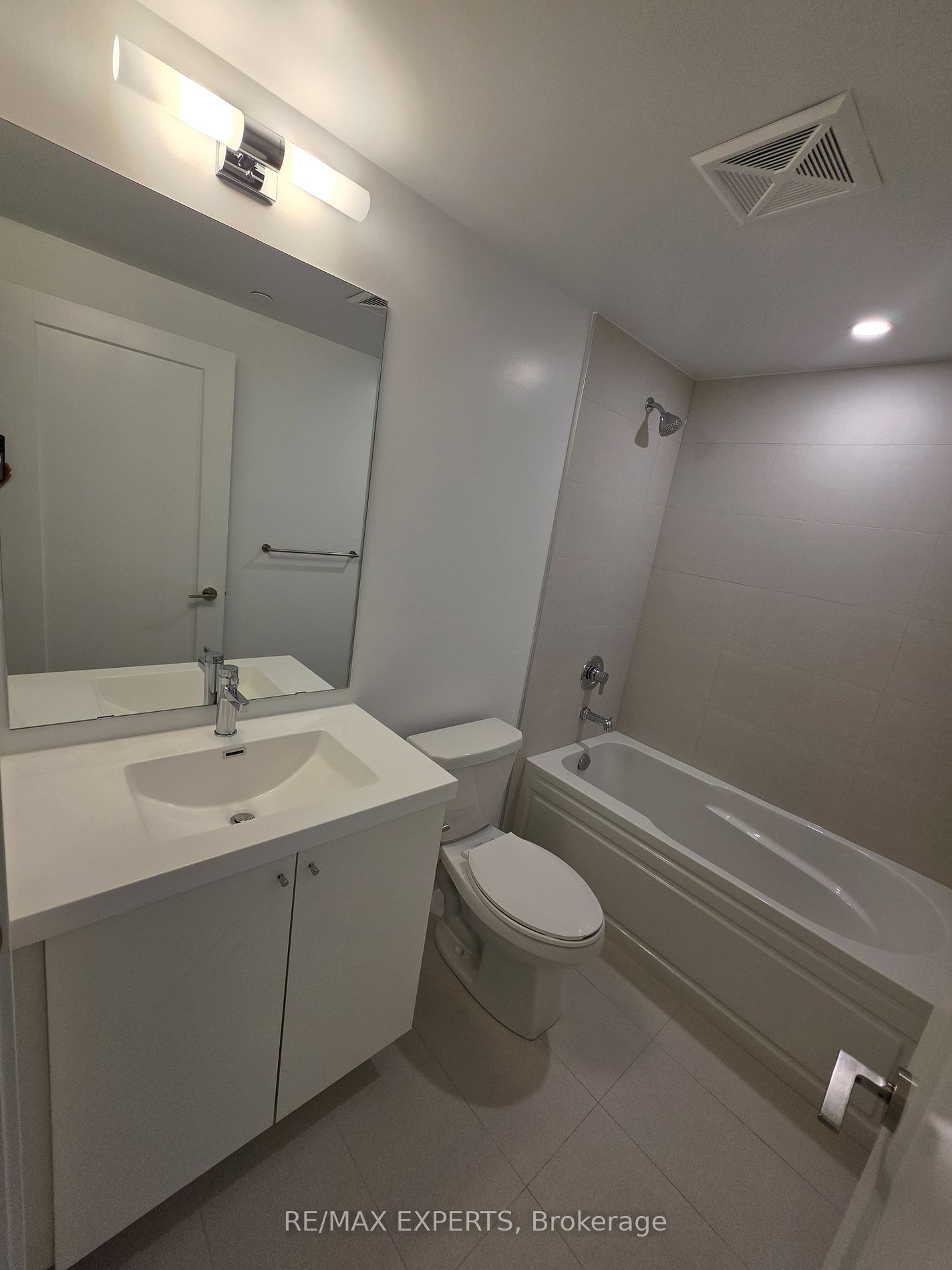 2545 N Simcoe St 2414